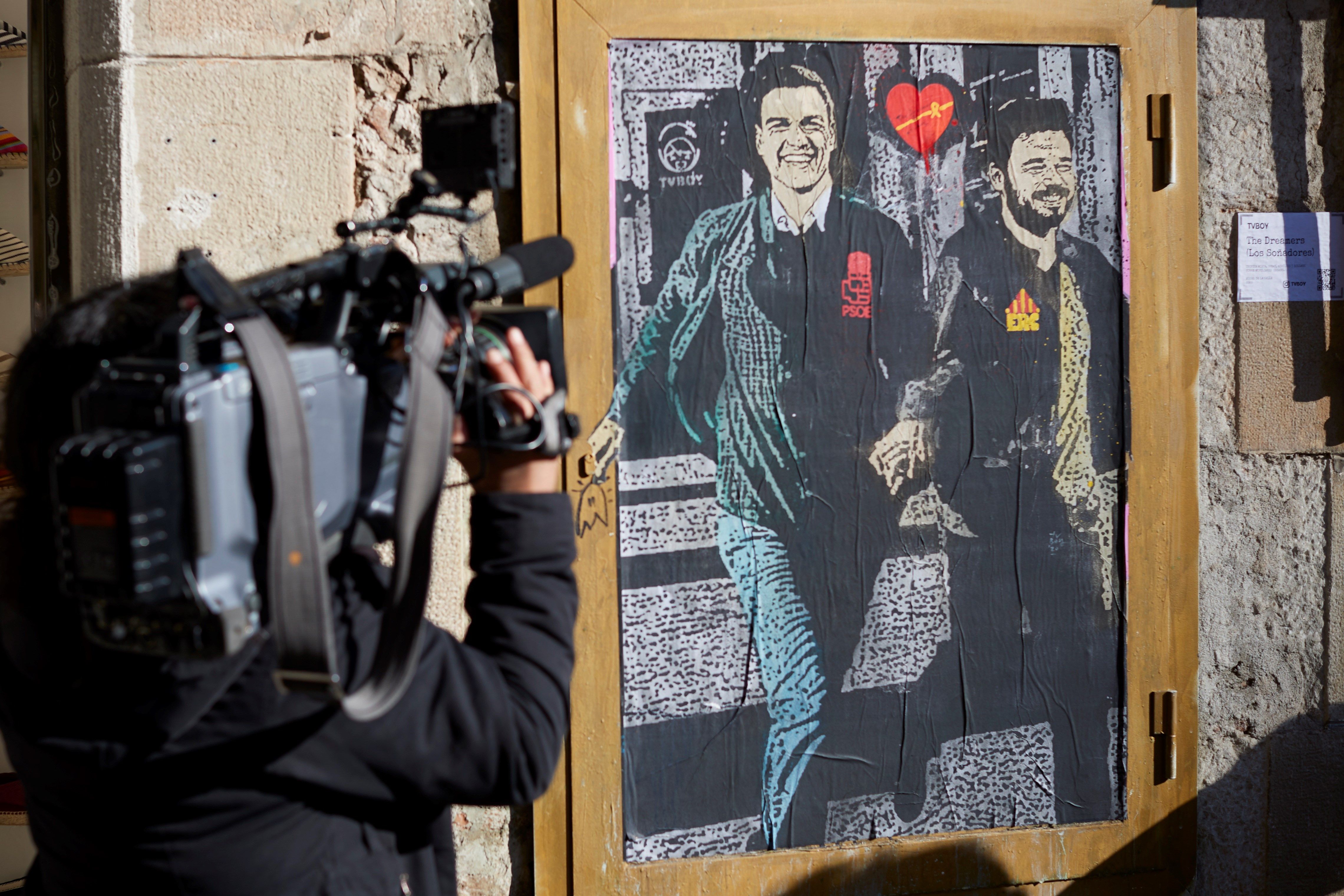 Aparece un grafiti con Sánchez y Rufián cogidos de la mano