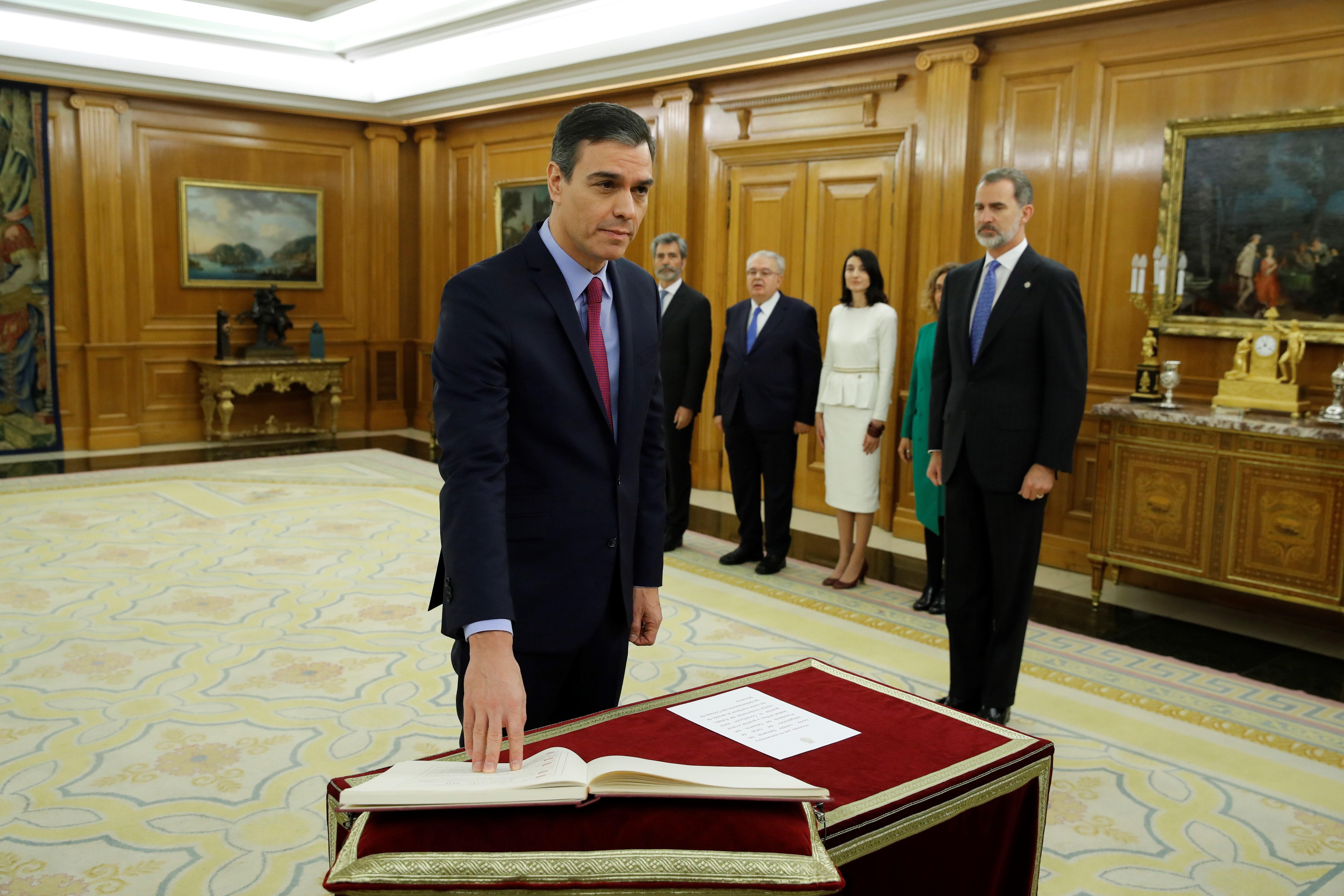 Pedro Sánchez takes oath of office before the king with a fragile legislature ahead