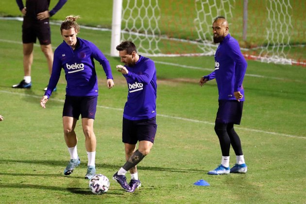 Messi Griezmann Vidal entrenamiento Barca Arabia Supercopa EFE