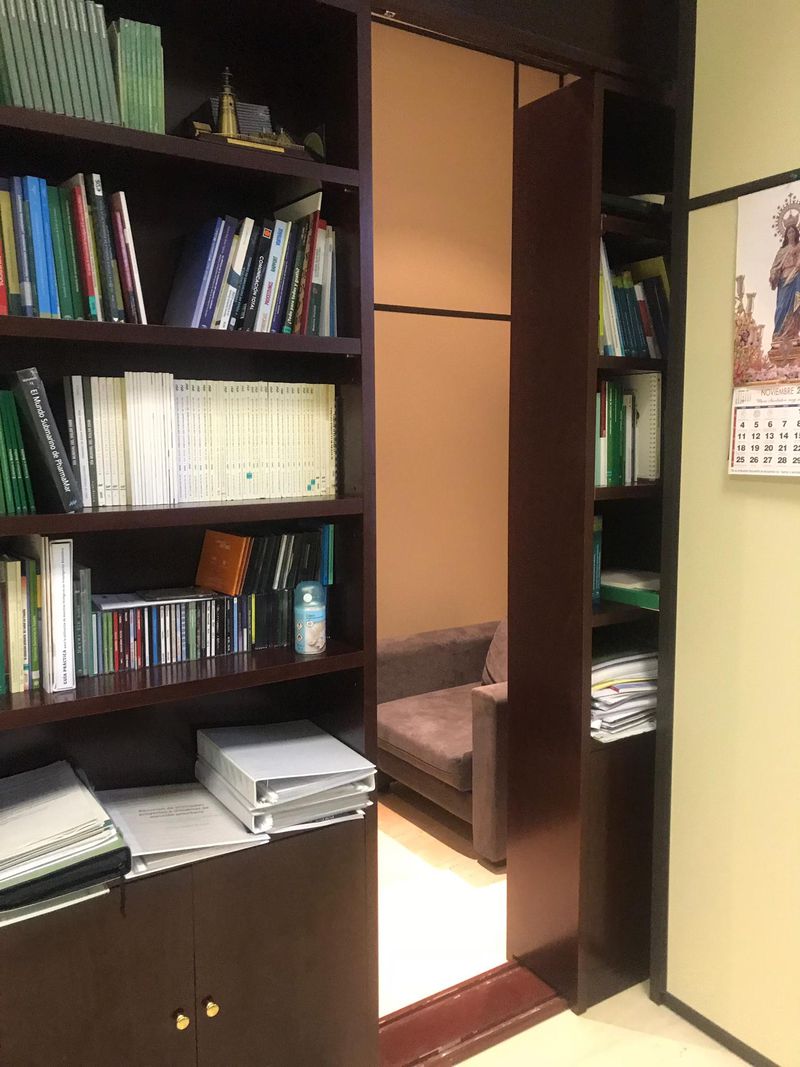 Troben una sala secreta amb vídeo i dutxa al despatx d'un exalt càrrec andalús