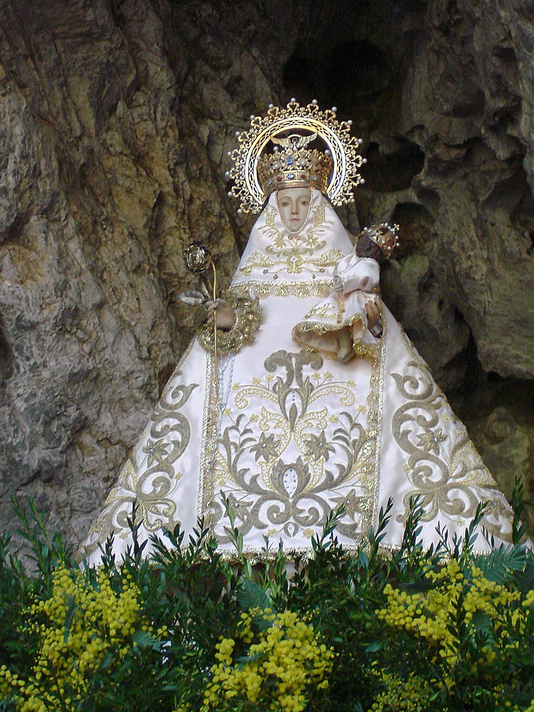 L'arquebisbe d'Oviedo demana a la mare de Déu de Covadonga que "salvi Espanya"