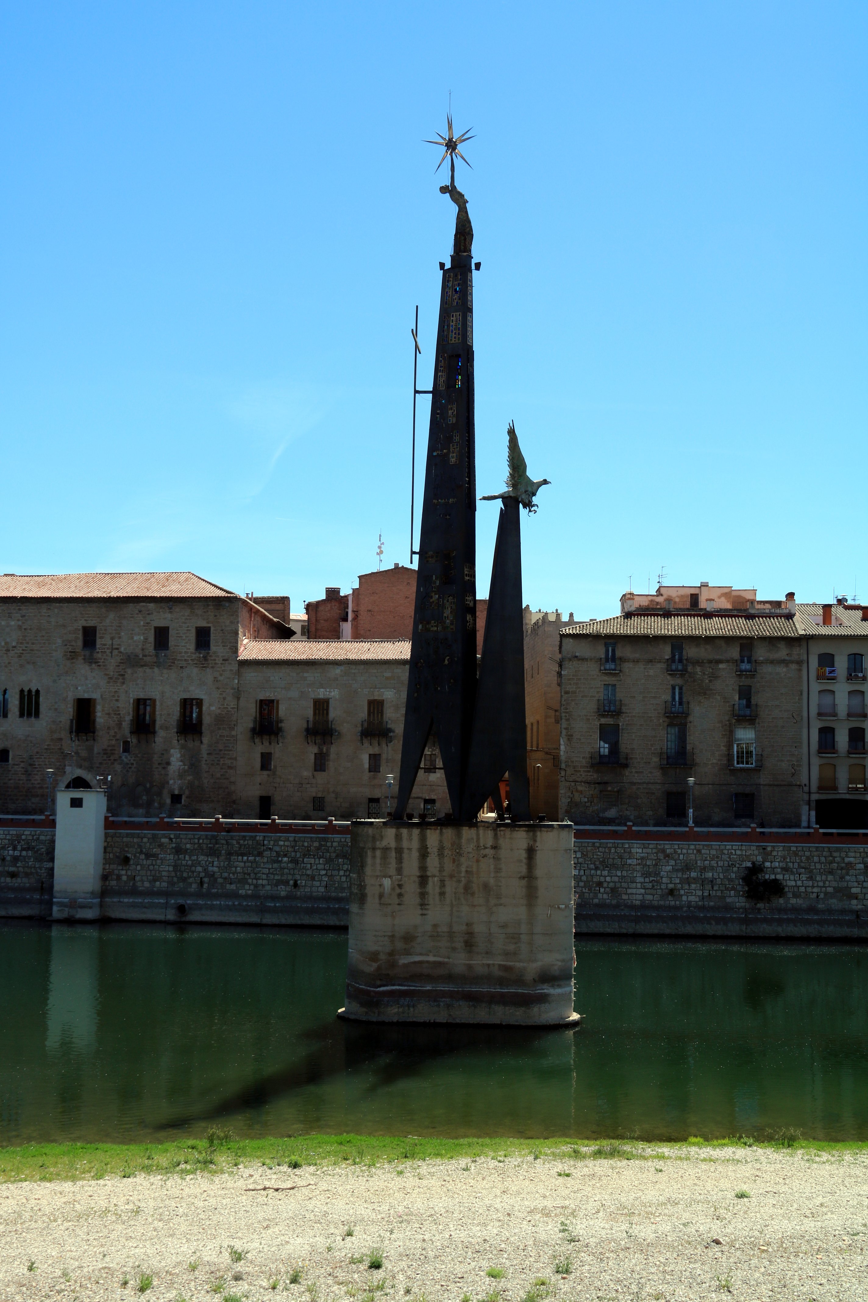 Tortosa descatalogará el monumento franquista del Ebre