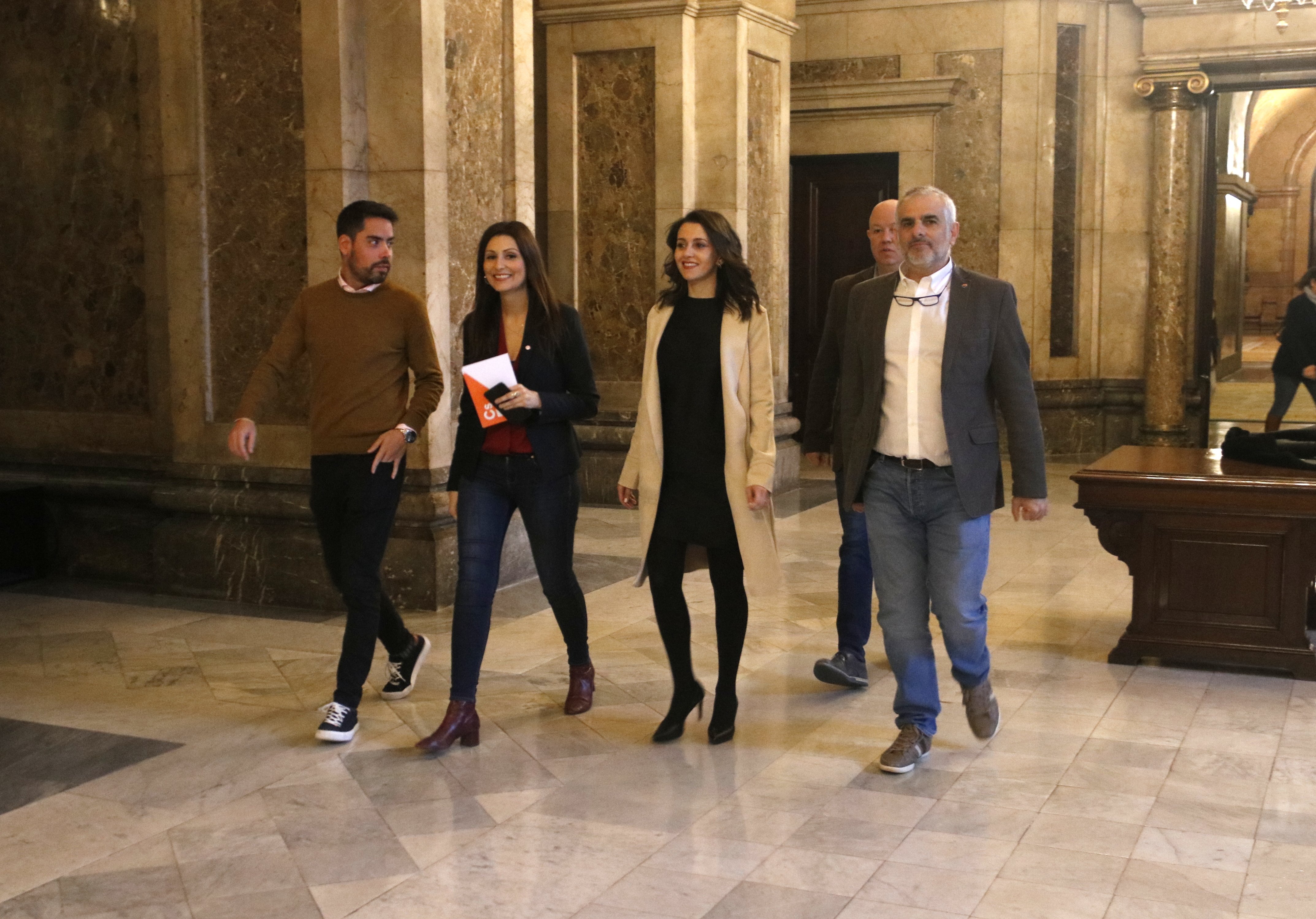 Arrimadas torna al Parlament i promet batalla contra Sánchez i l'independentisme