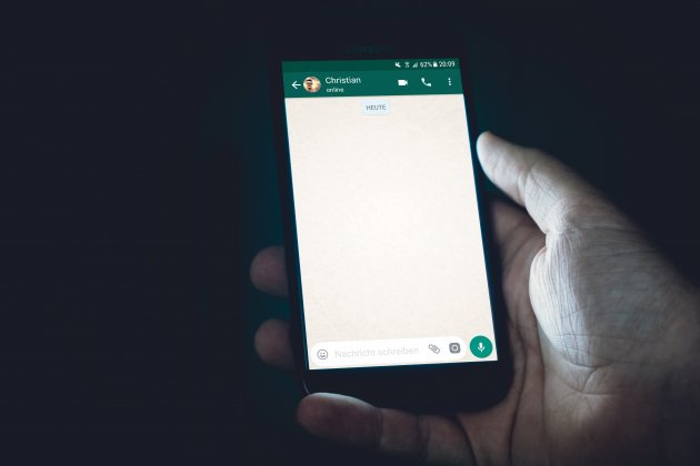 whatsapp conversa unsplash