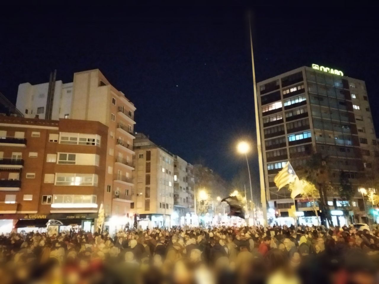 VÍDEO | Calen foc a banderes espanyoles a la concentració de la Meridiana