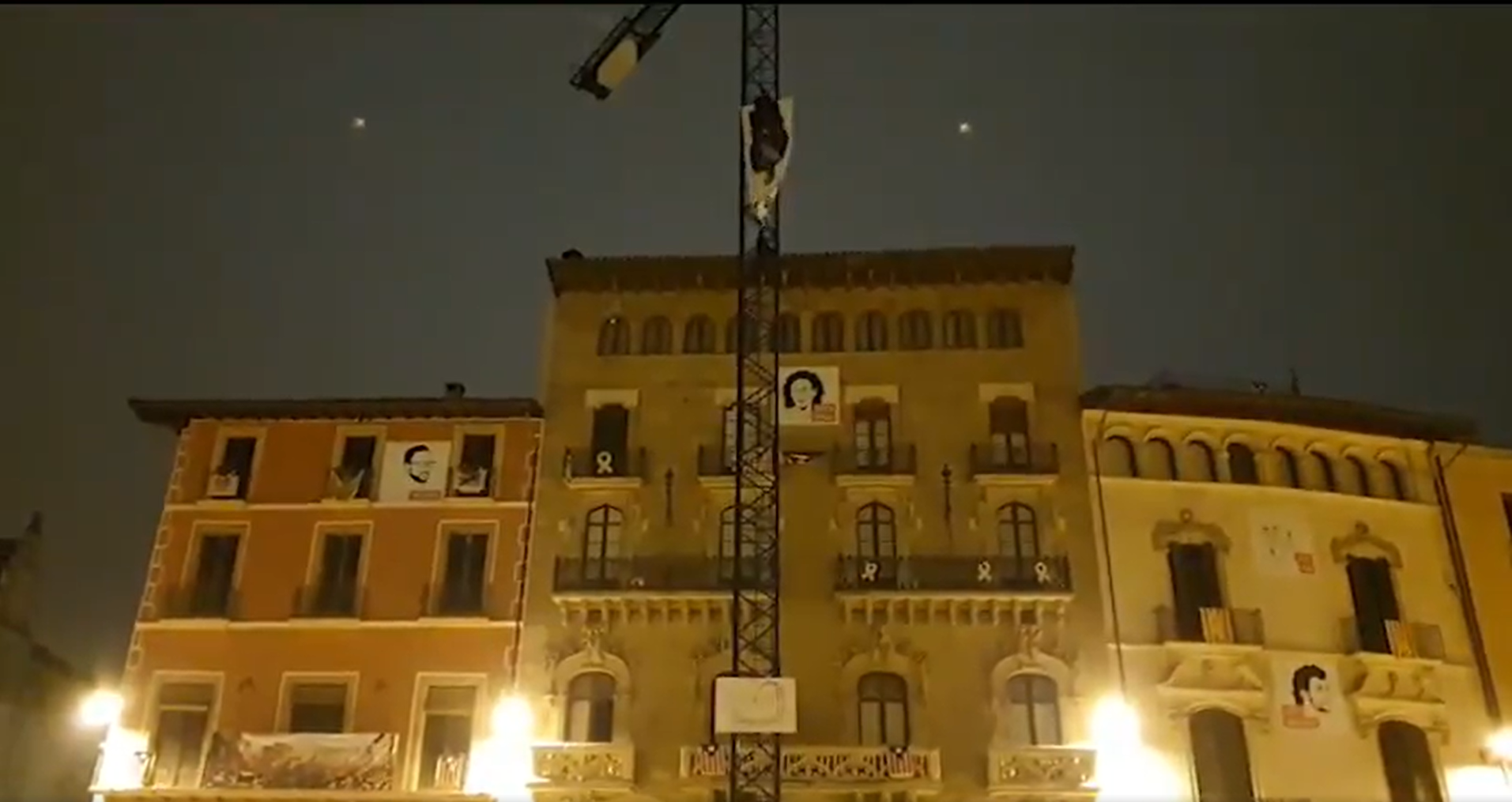 VÍDEO| Així despleguen una enorme pancarta contra el Rei a la plaça Major de Vic