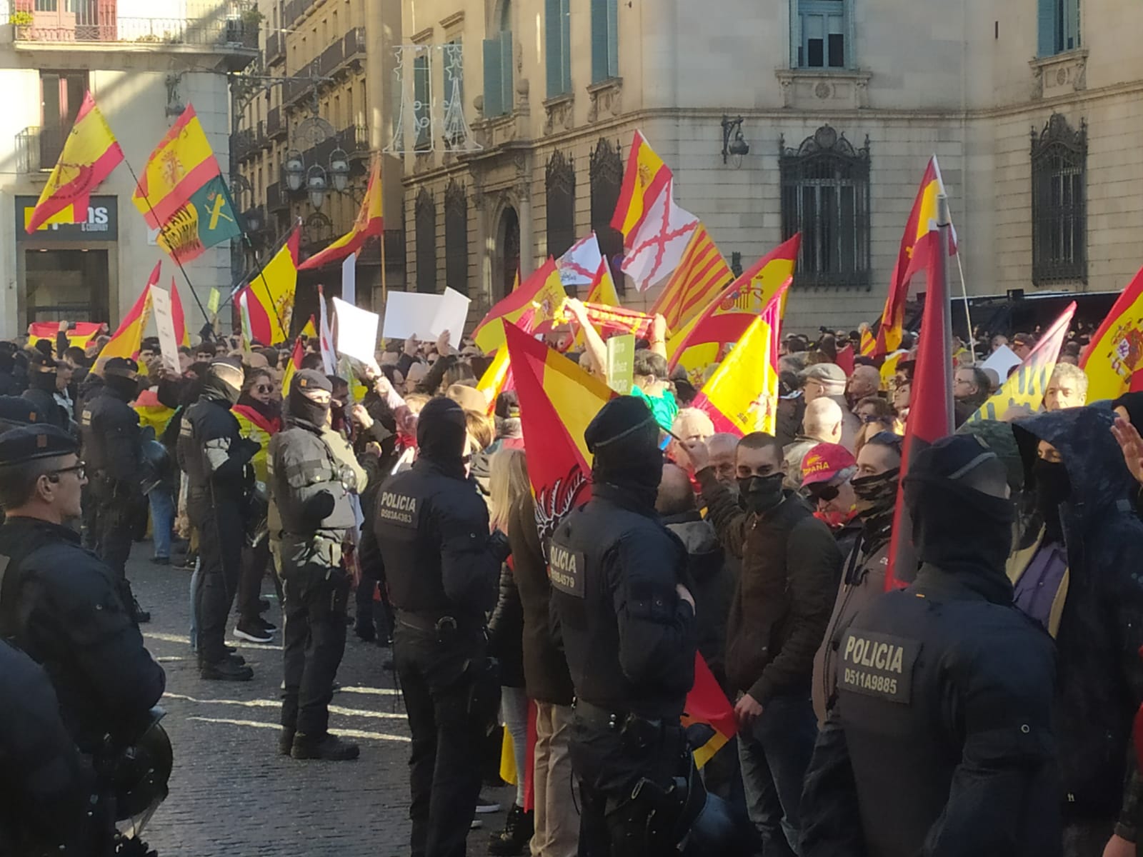 Vox reniega de los saludos fascistas en Barcelona: “Eran infiltrados”