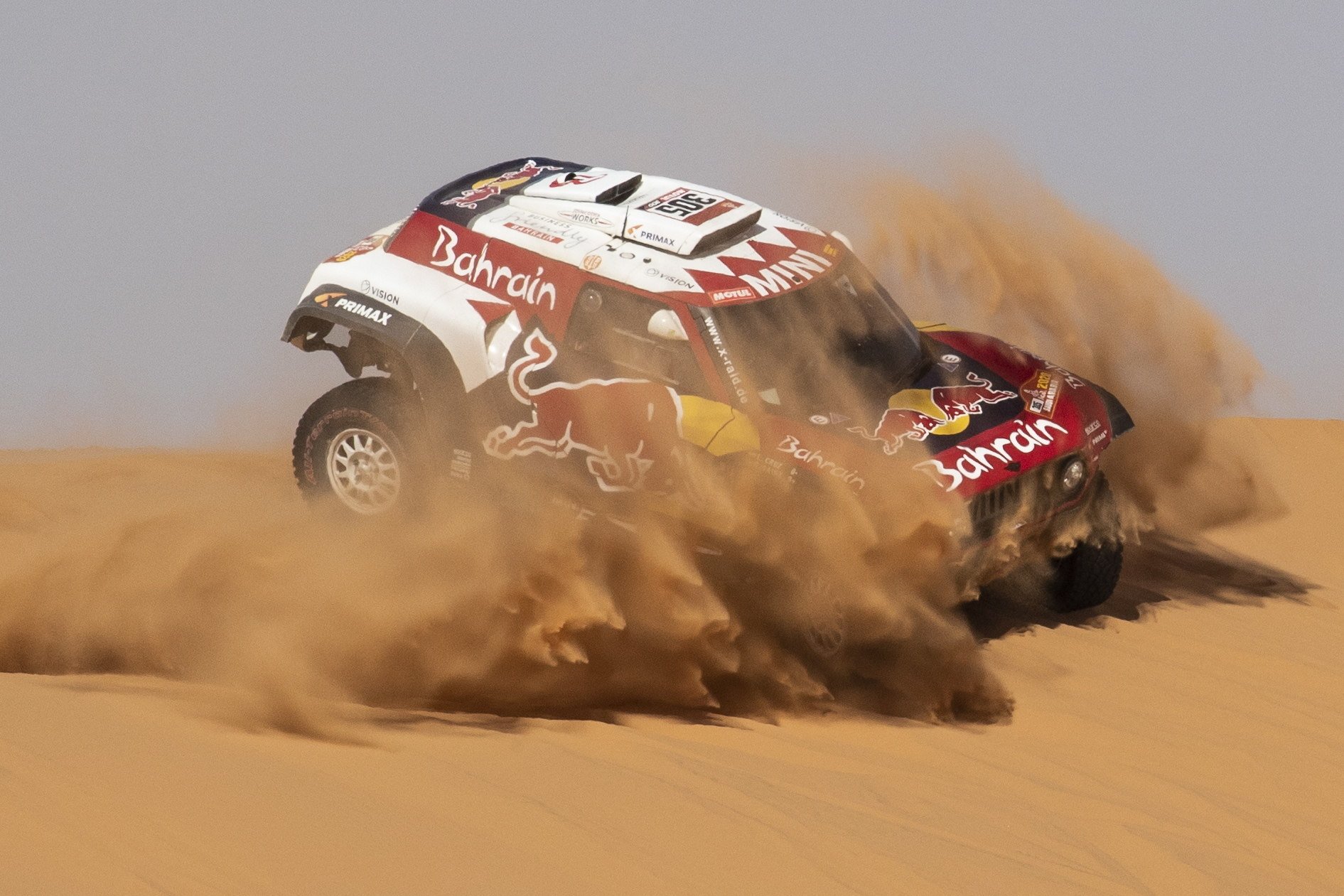 Carlos Sainz i Kevin Benavides s'imposen en un dia tràgic al Dakar