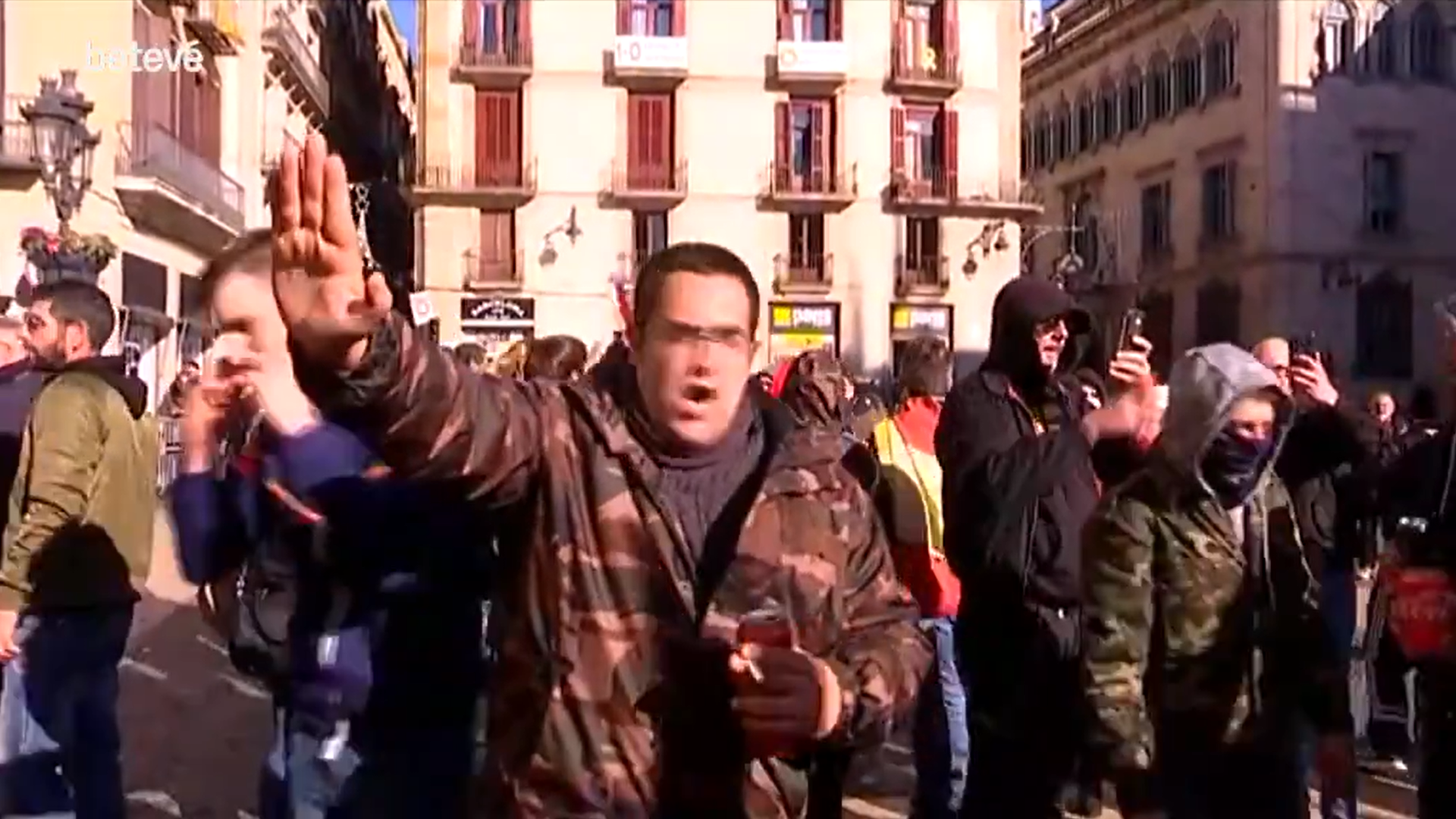 Vídeo | Manifestantes de Vox agreden e increpan a un equipo de Betevé