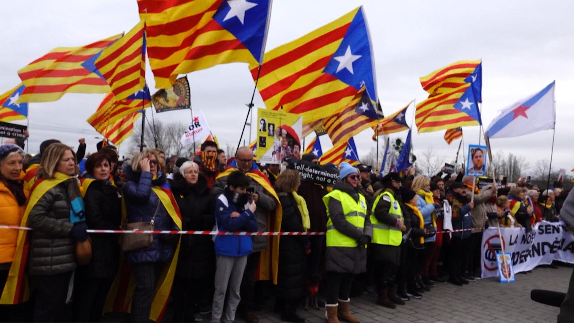 Video: Catalan anthem 'Els Segadors' outside the European Parliament
