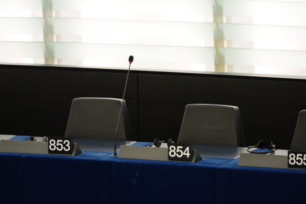 escaños puigdemont comin - roberto lazaro