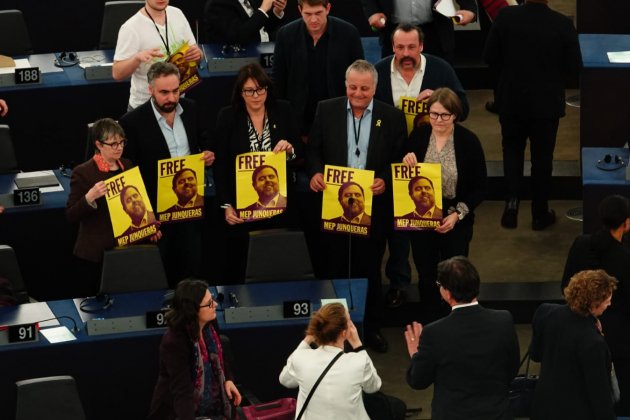 eurodiputados alde diana orilla cartel junqueras parlamento euopeu - roberto lázaro