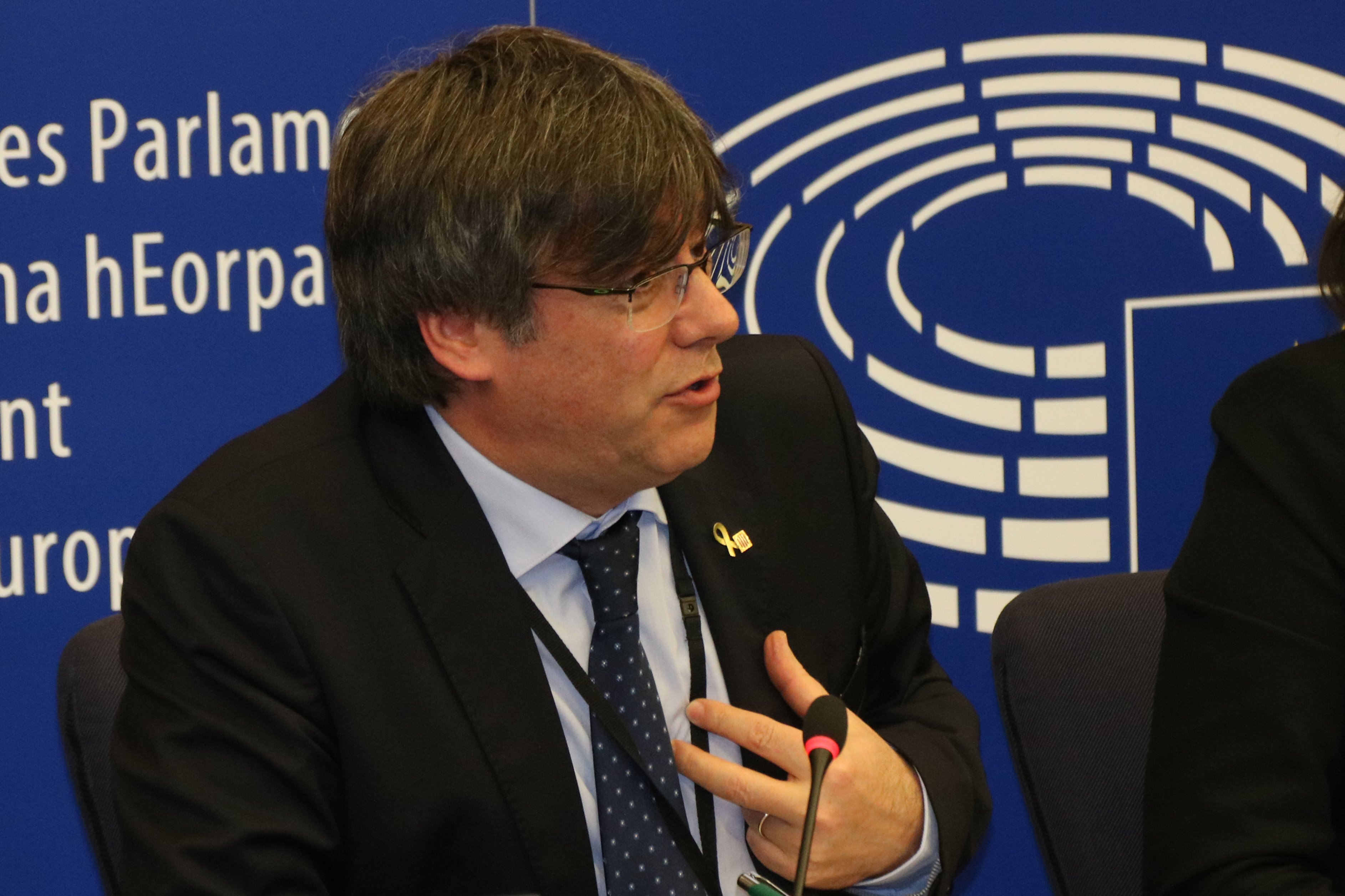 Puigdemont no descarta visitar a los presos en una misión de europarlamentarios