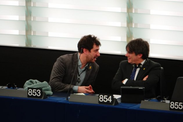 Toni Comín i Carles Puigdemont   Roberto Lázaro