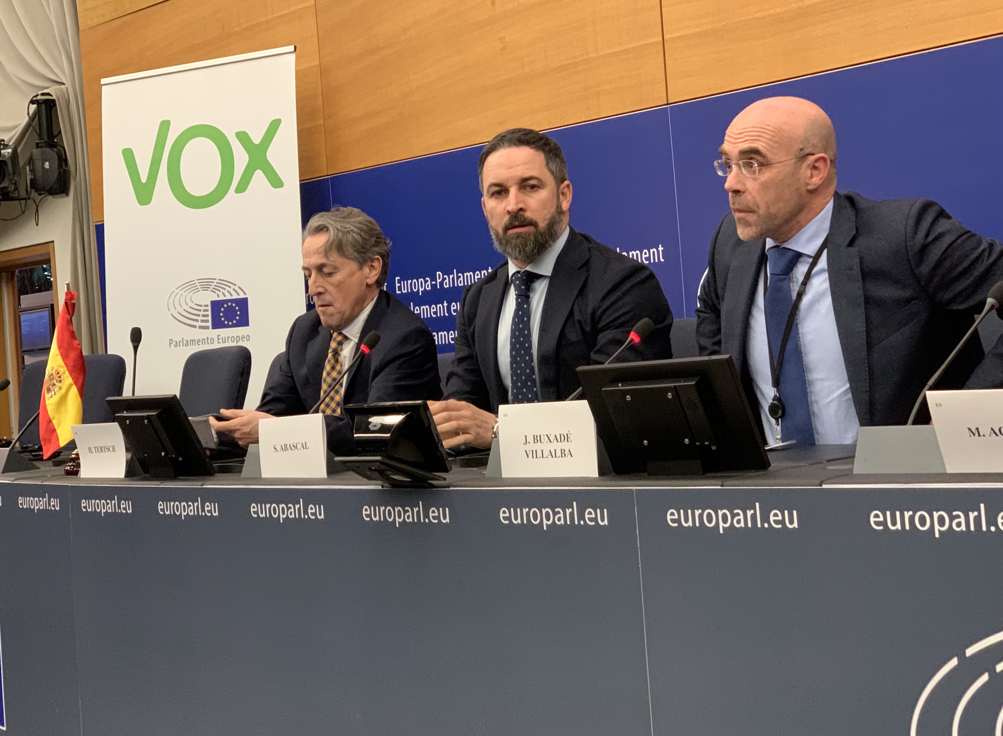 Abascal aterra a l'Eurocambra per actuar contra els escons de Puigdemont i Comín