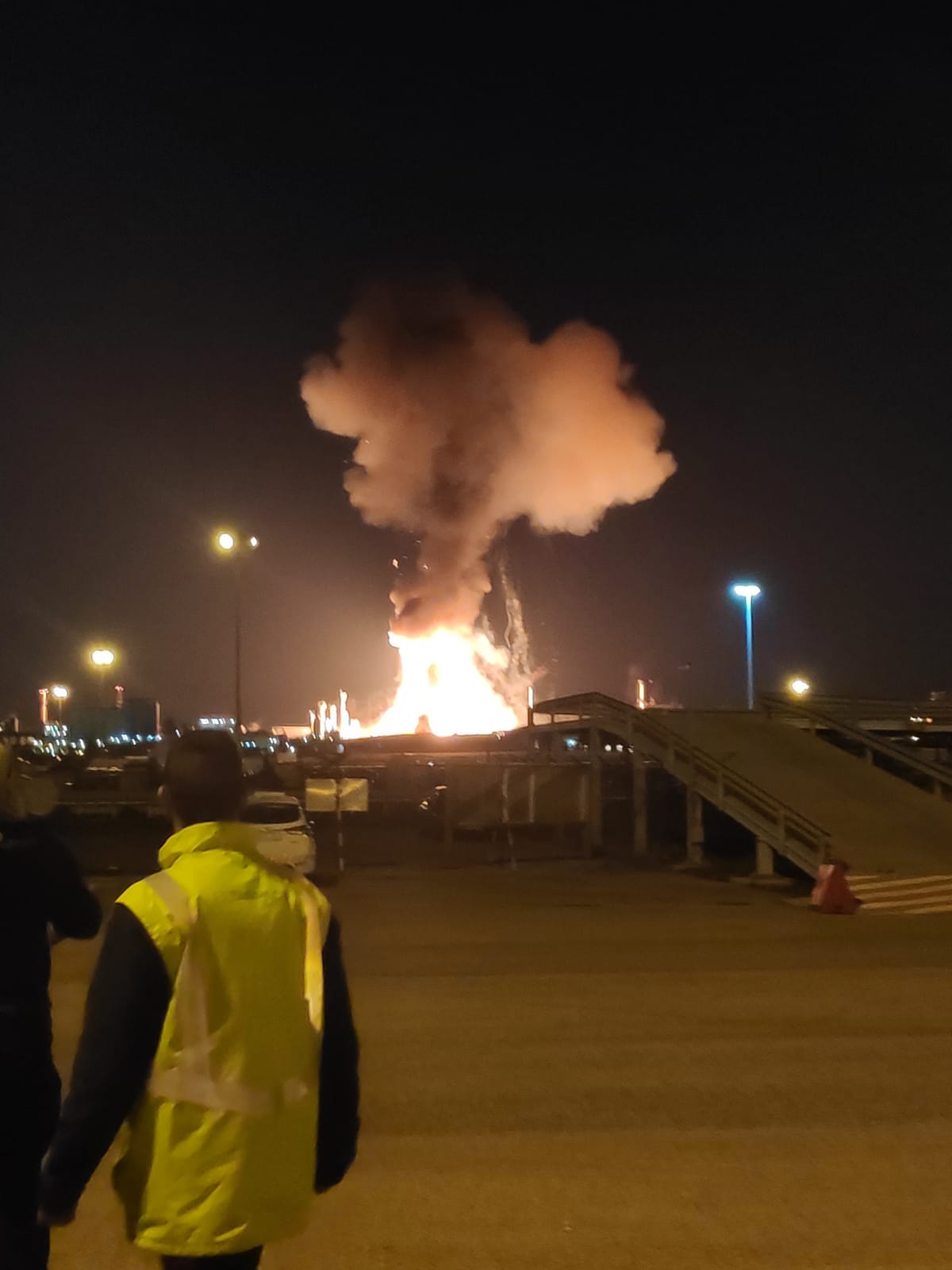 Los Bomberos buscan a un desaparecido en la explosión química de Tarragona