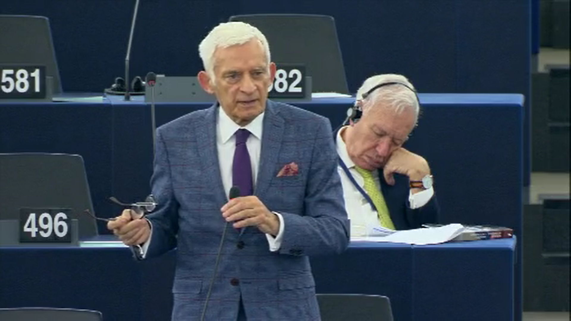 VÍDEO | Margallo se duerme durante el pleno de la Eurocámara