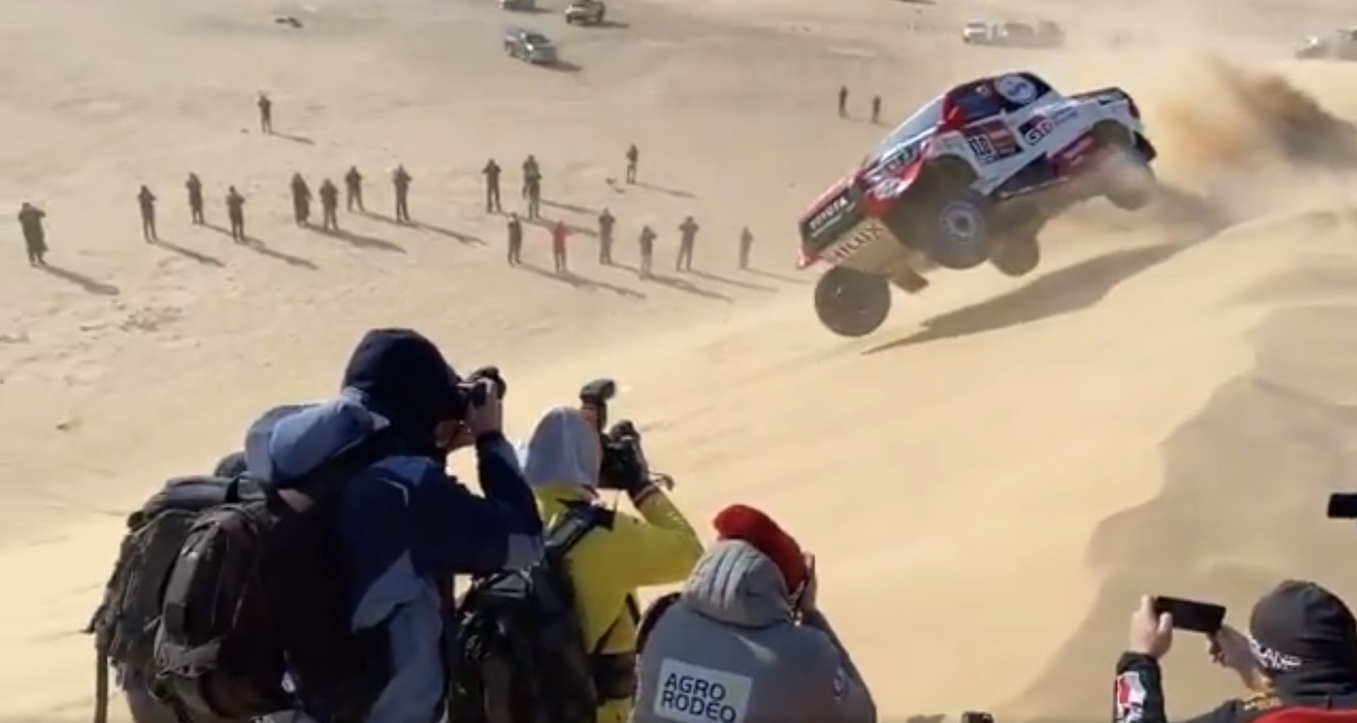 VÍDEO: Espectaculares imágenes del accidente de Fernando Alonso en el Dakar