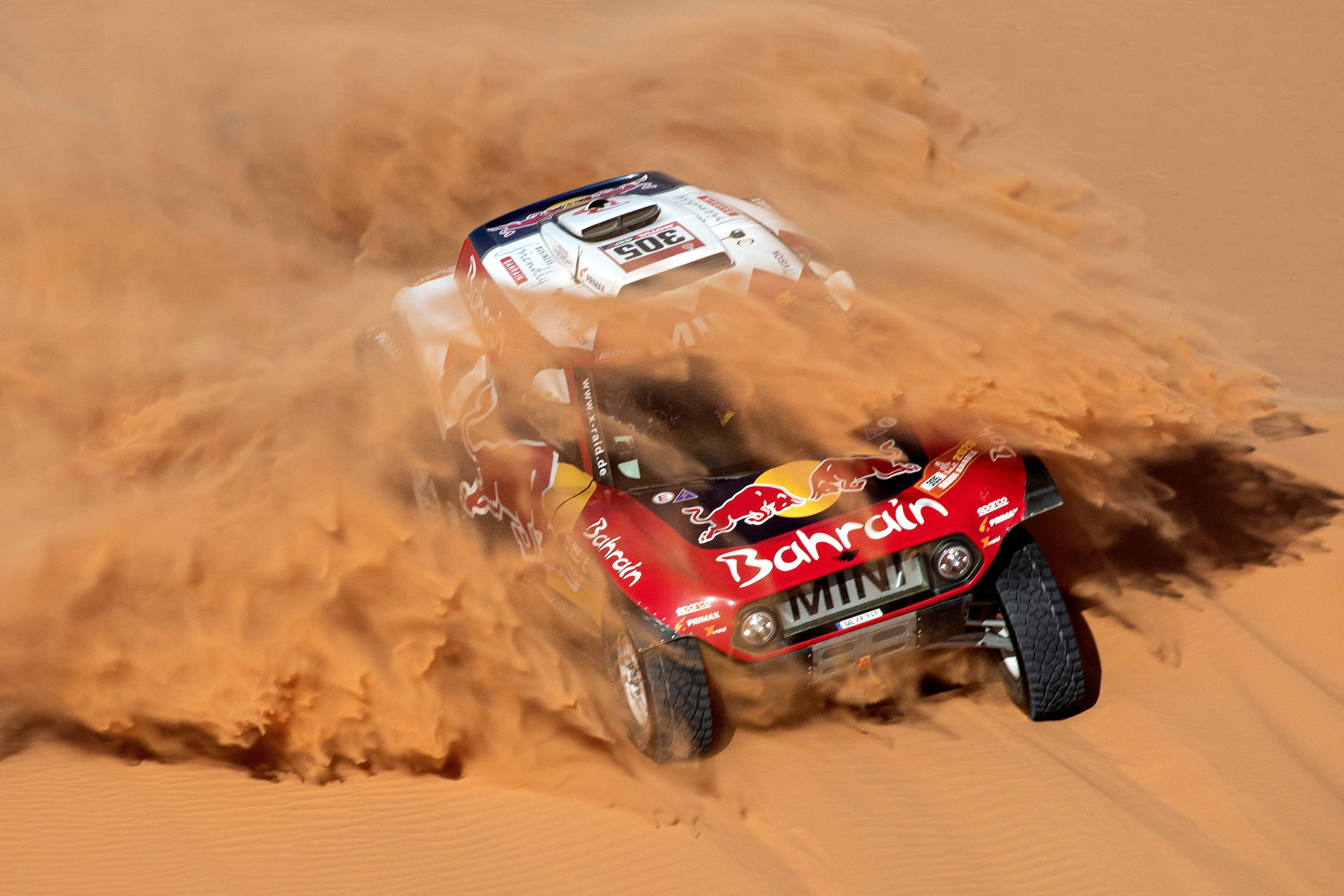 Carlos Sainz gana un tercio del Dakar y Joan Barreda no se rinde en Shubaytah
