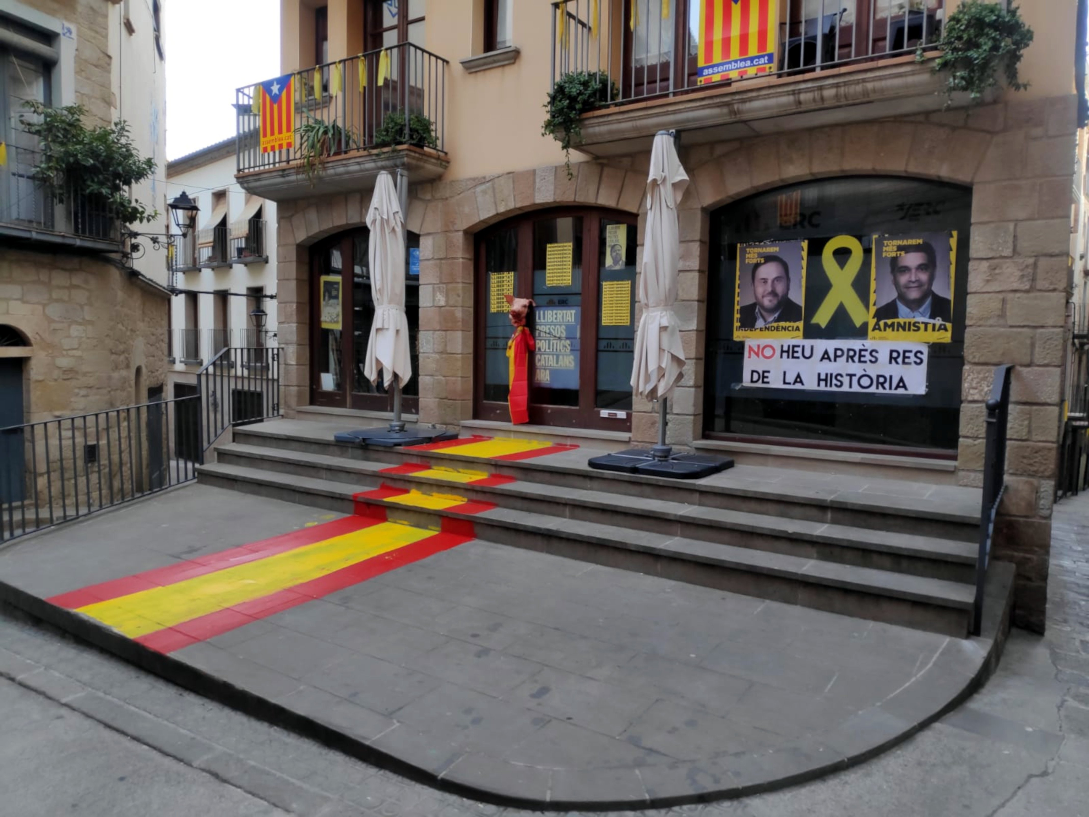 ERC denuncia dos CDR per les pintades contra la seu de Solsona