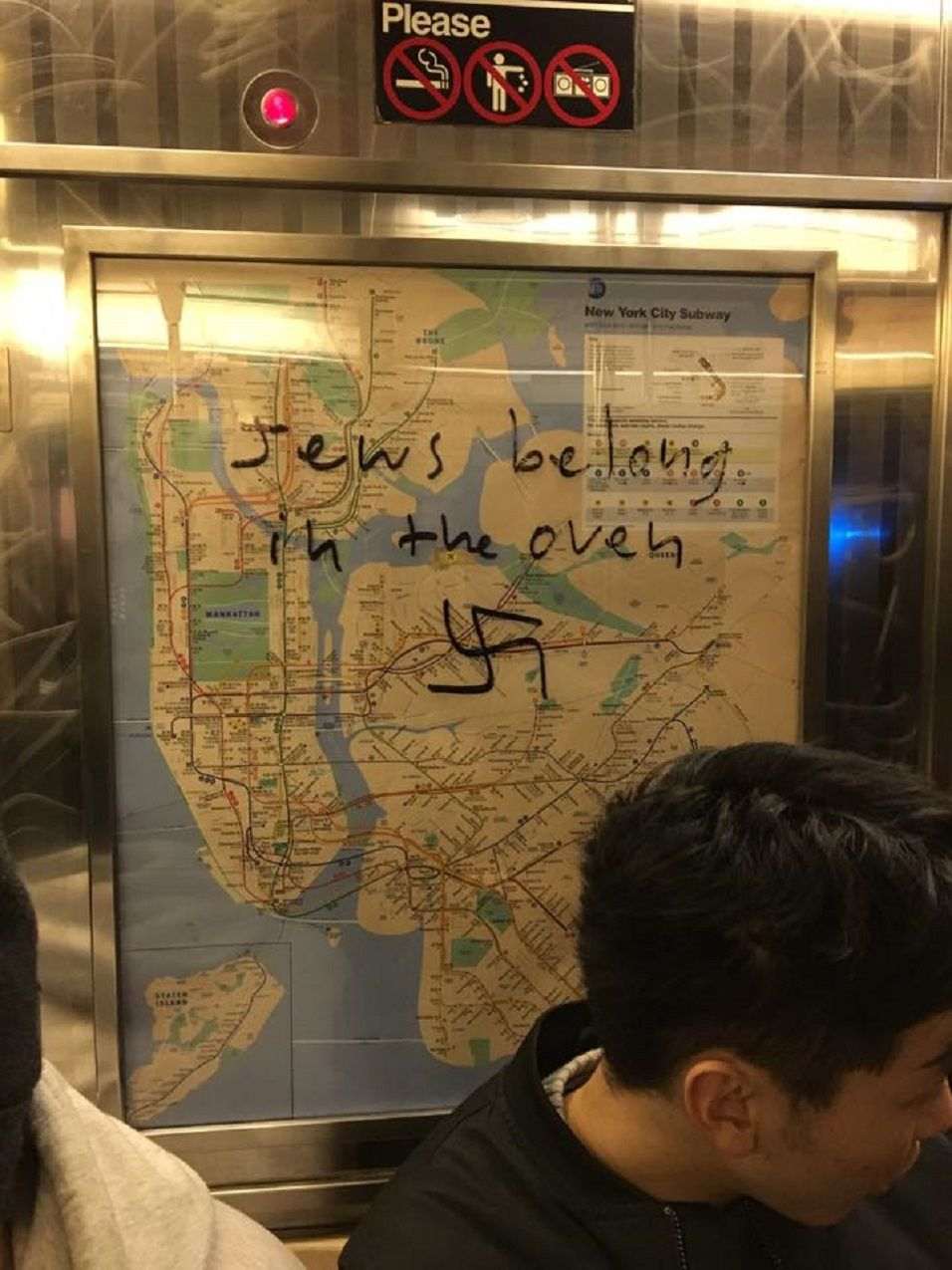 Aparecen símbolos nazis en el metro de Nueva York y los viajeros los borran