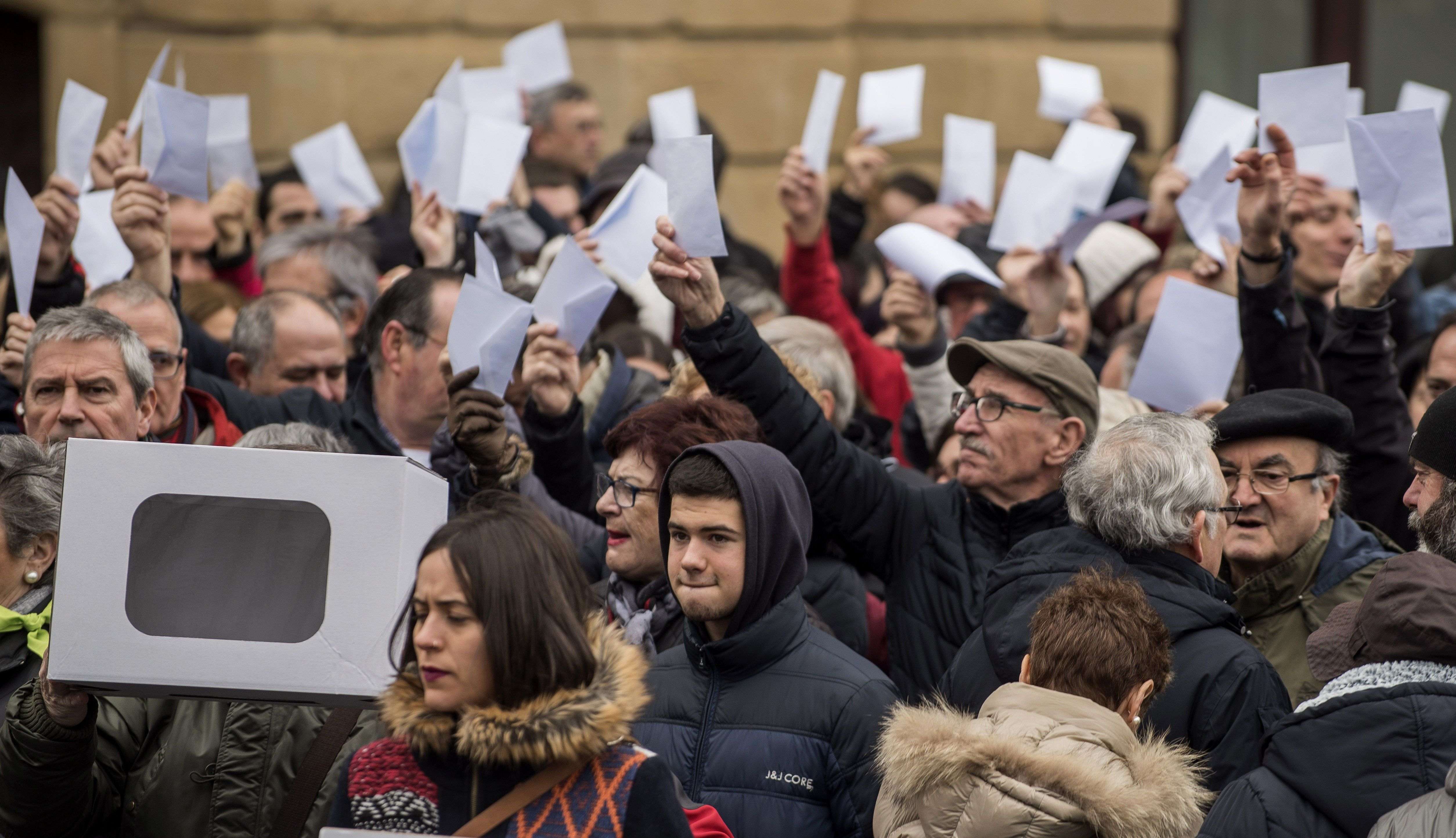 Concentraciones multitudinarias en el País Vasco y Navarra en "solidaridad con el pueblo catalán"