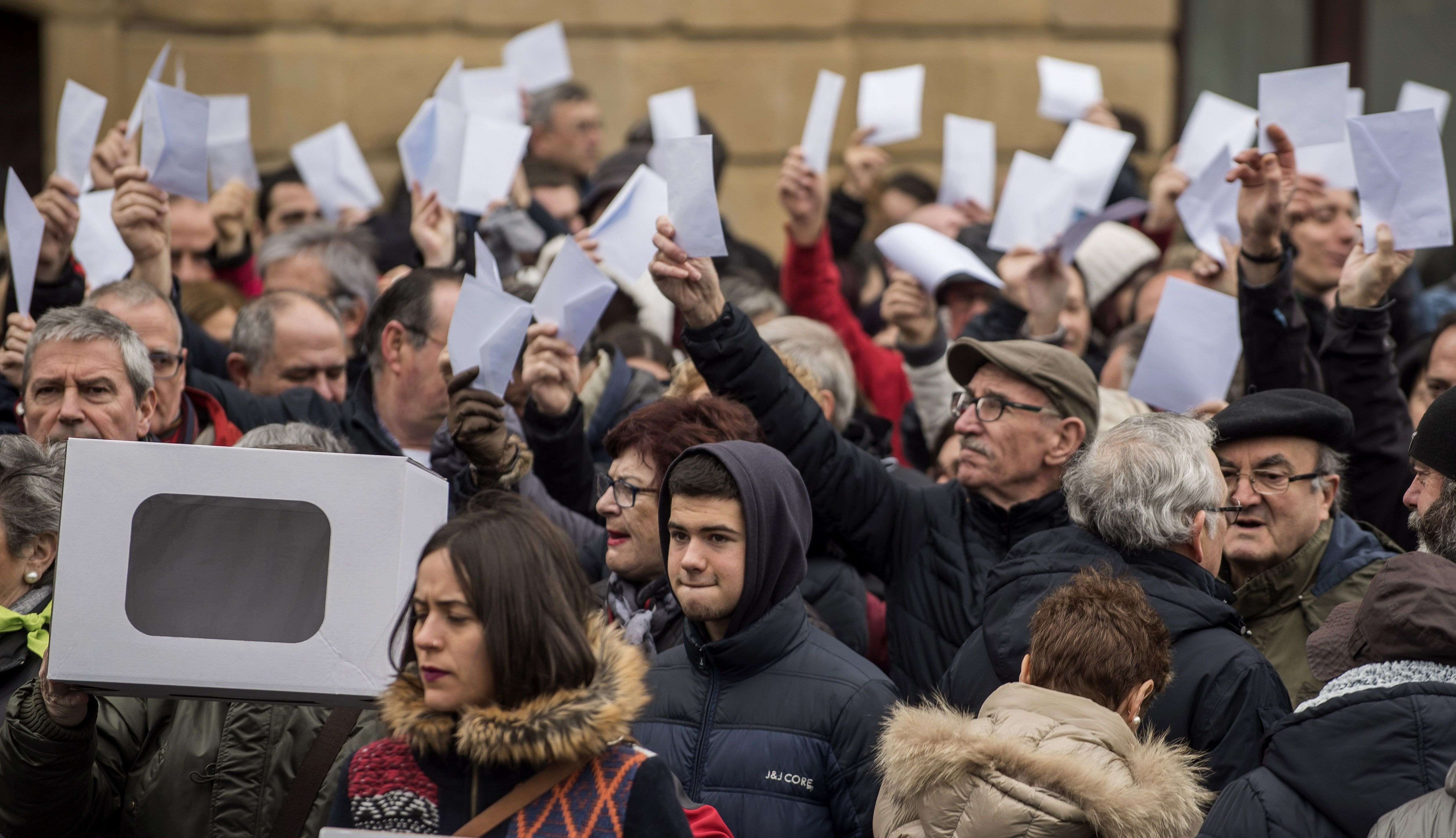 Concentracions multitudinàries al País Basc i Navarra en "solidaritat amb el poble català"