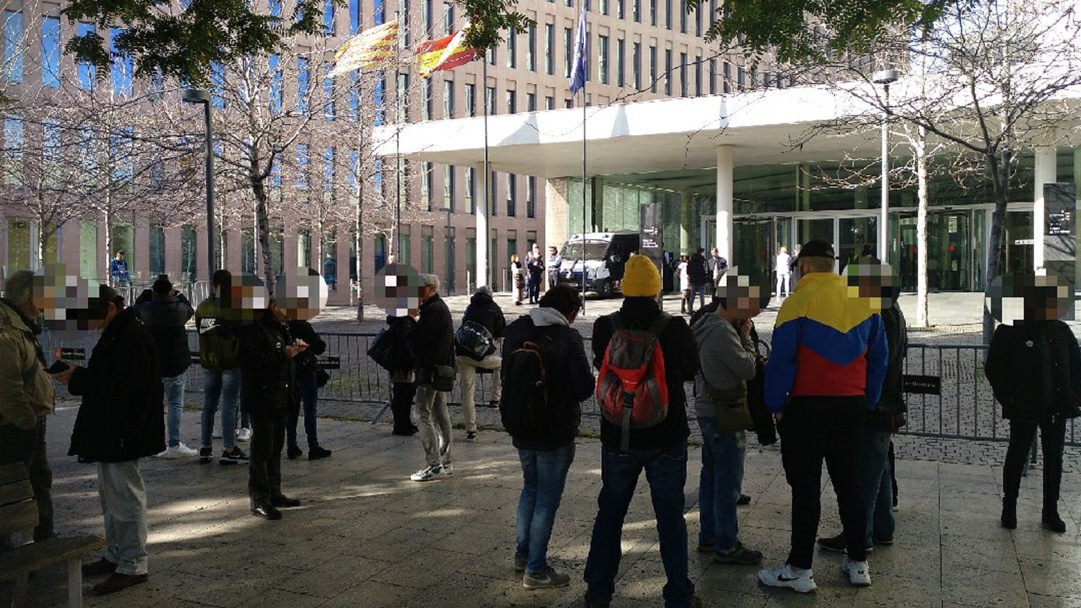 Los manifestantes de la Meridiana llevan la protesta a la Ciutat de la Justícia