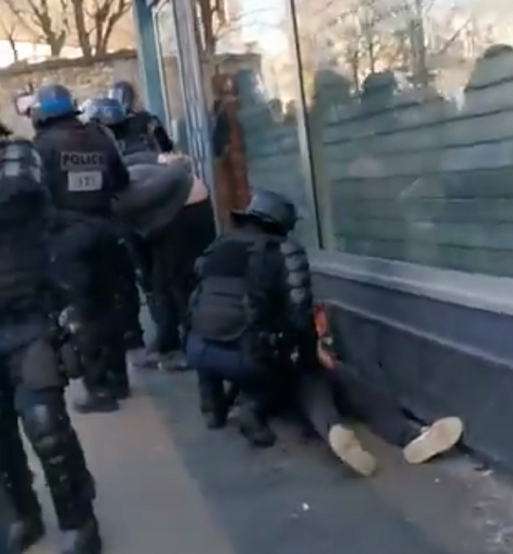 A França sí: obren una investigació a la policia per colpejar un jove a terra