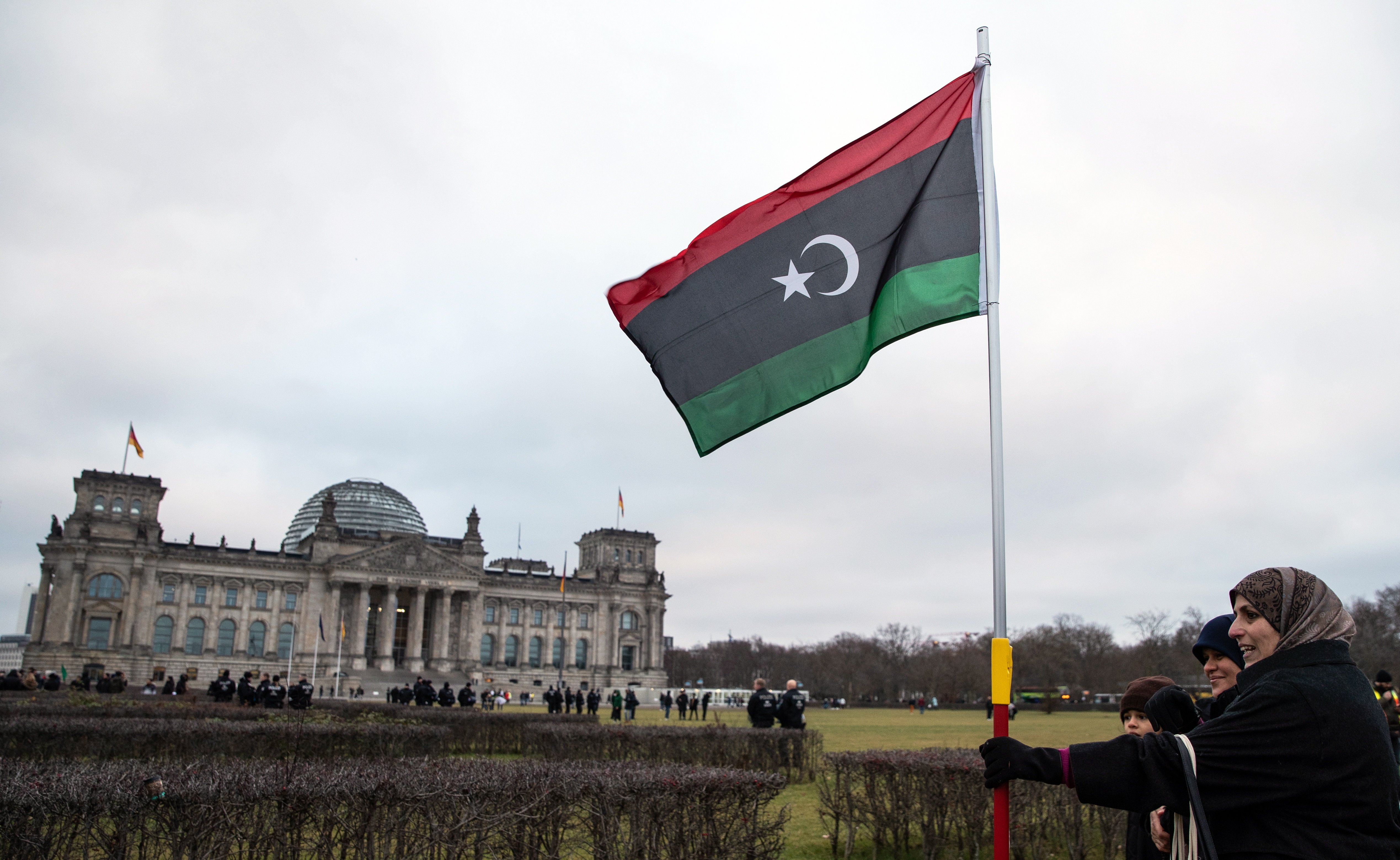 Merkel arranca un alto el fuego en la guerra de Libia