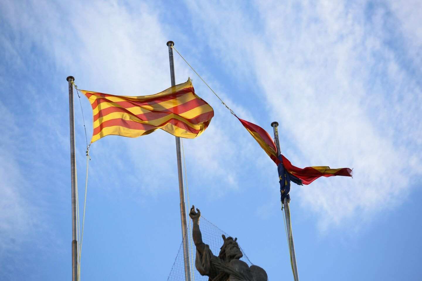 El vent fa anar amunt i avall la bandera espanyola del TSJC