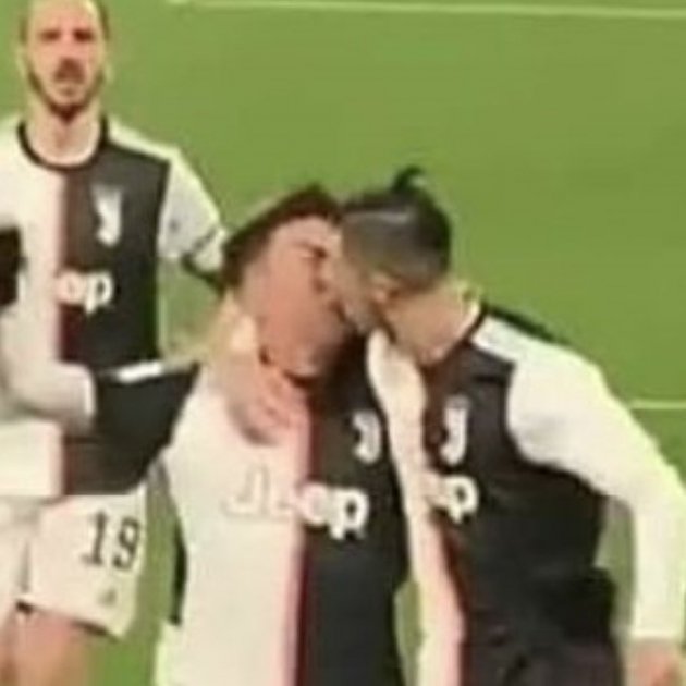 Cristiano peto Dybala 2 @carlosdaavila