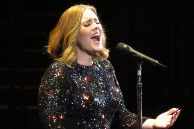 Adele cantando