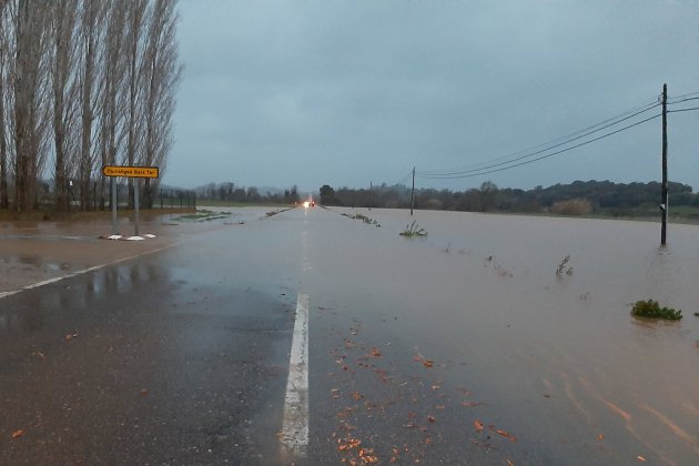 Carretera inundada en Sierra Daró Empordà ACN