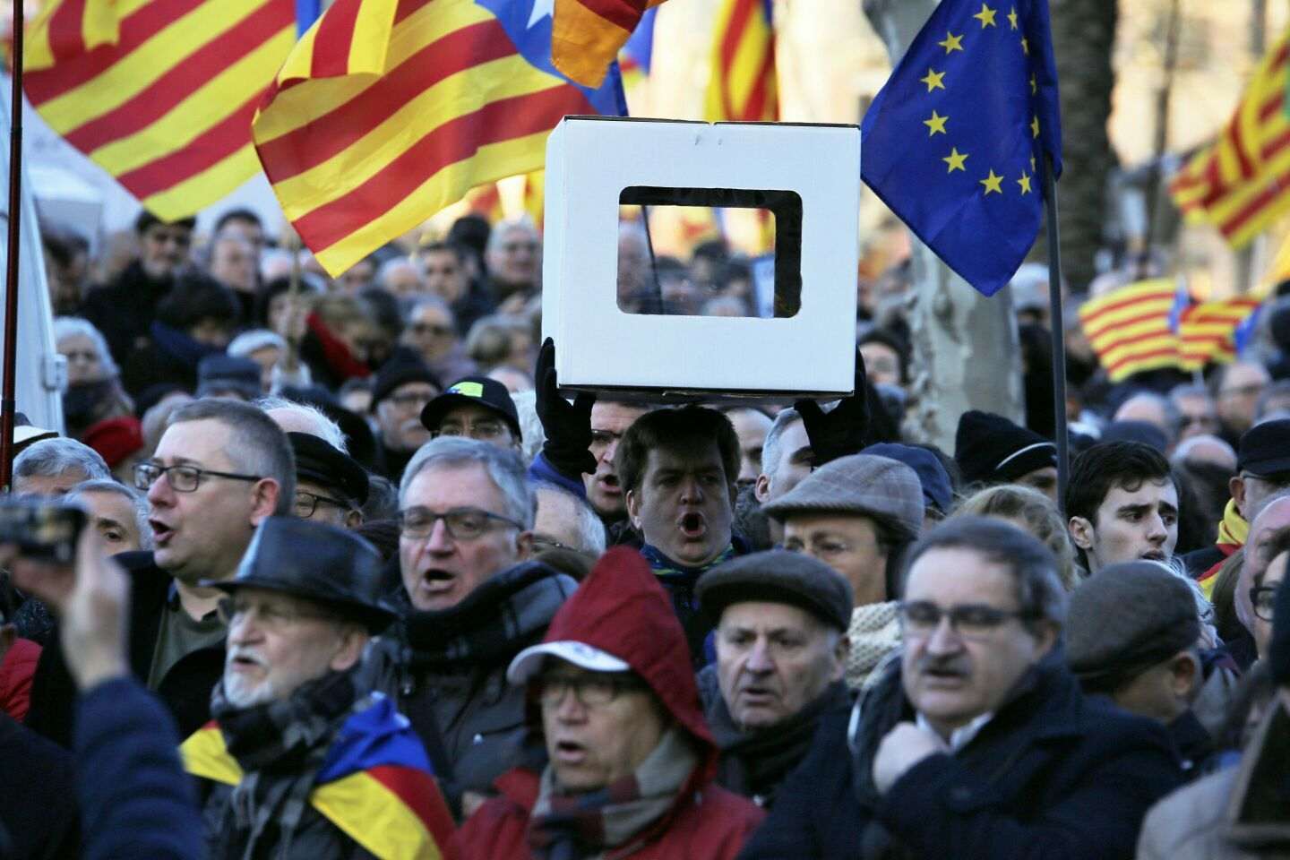 El judici de Mas treu l'independentisme al carrer en defensa de la democràcia