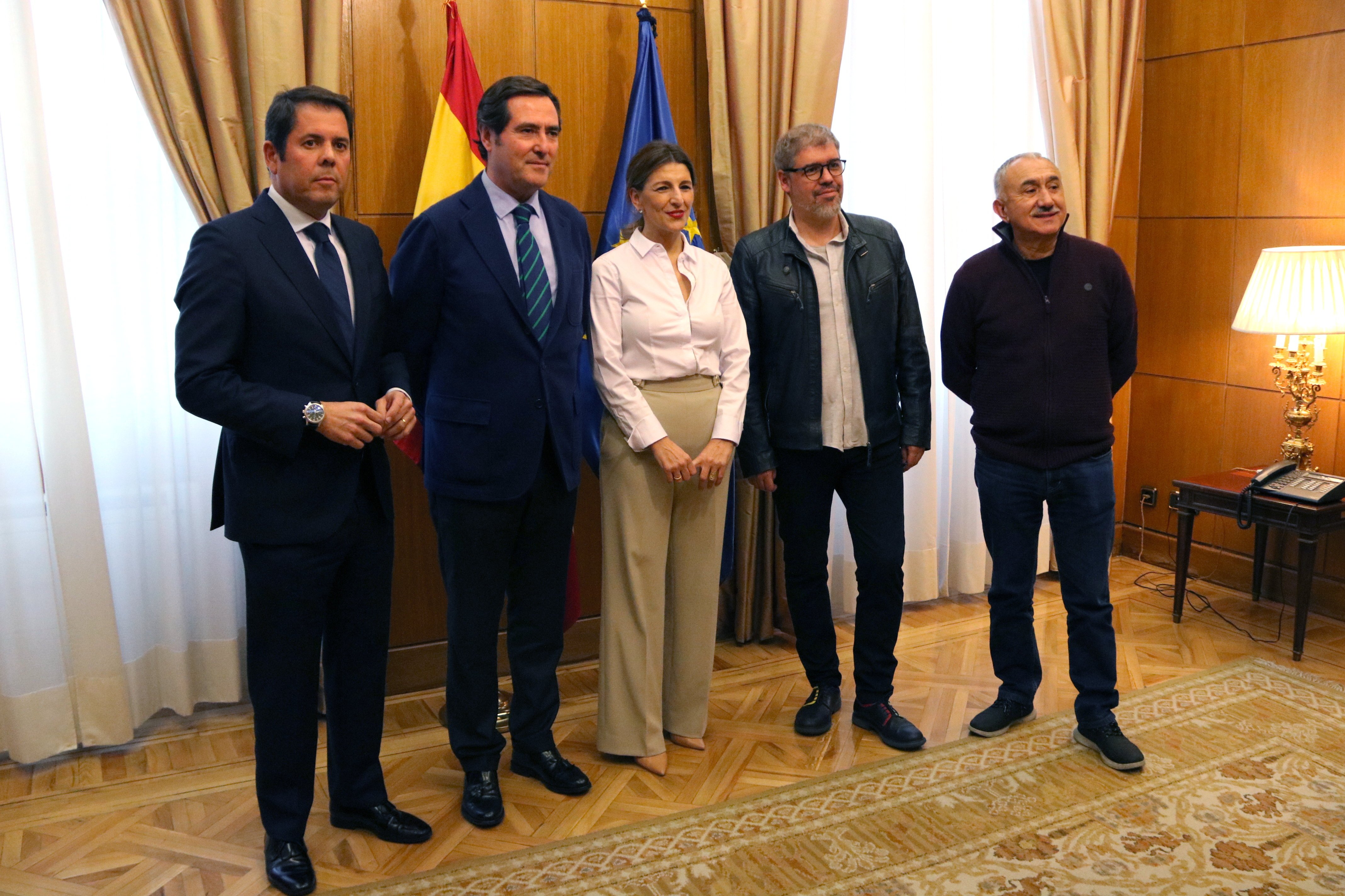 Govern espanyol, patronal i sindicats acorden apujar el SMI a 950 euros el 2020