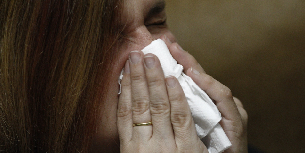 Doctors recommend avoiding kissing and staying at home to deal with the influenza epidemic