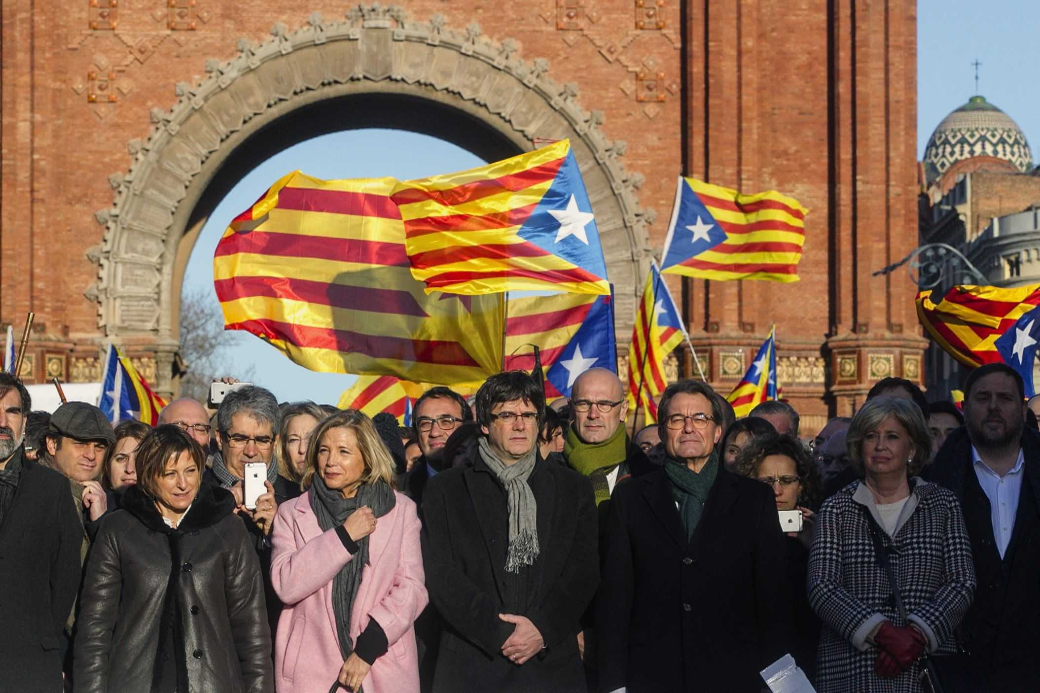Puigdemont i el Govern encapçalen la protesta pel judici del 9-N als carrers de Barcelona