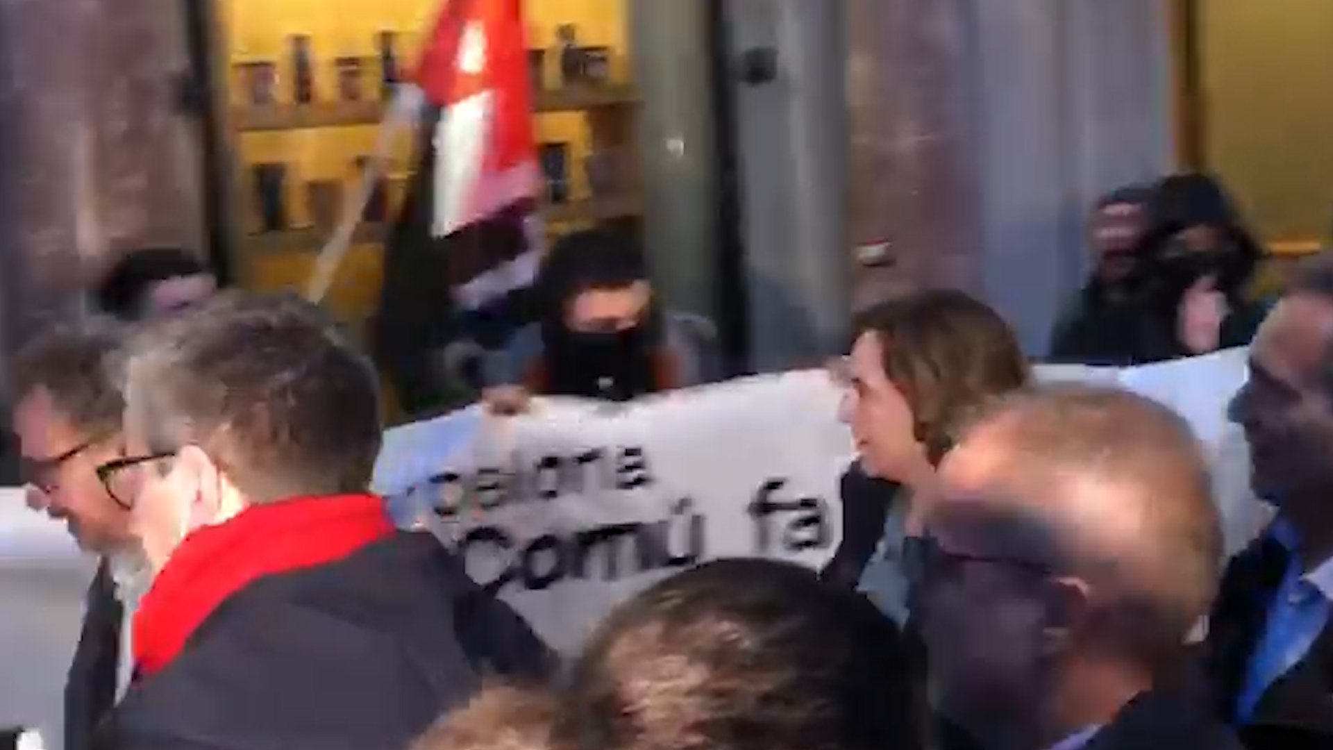 Un grupo reducido de activistas escrachea a Colau