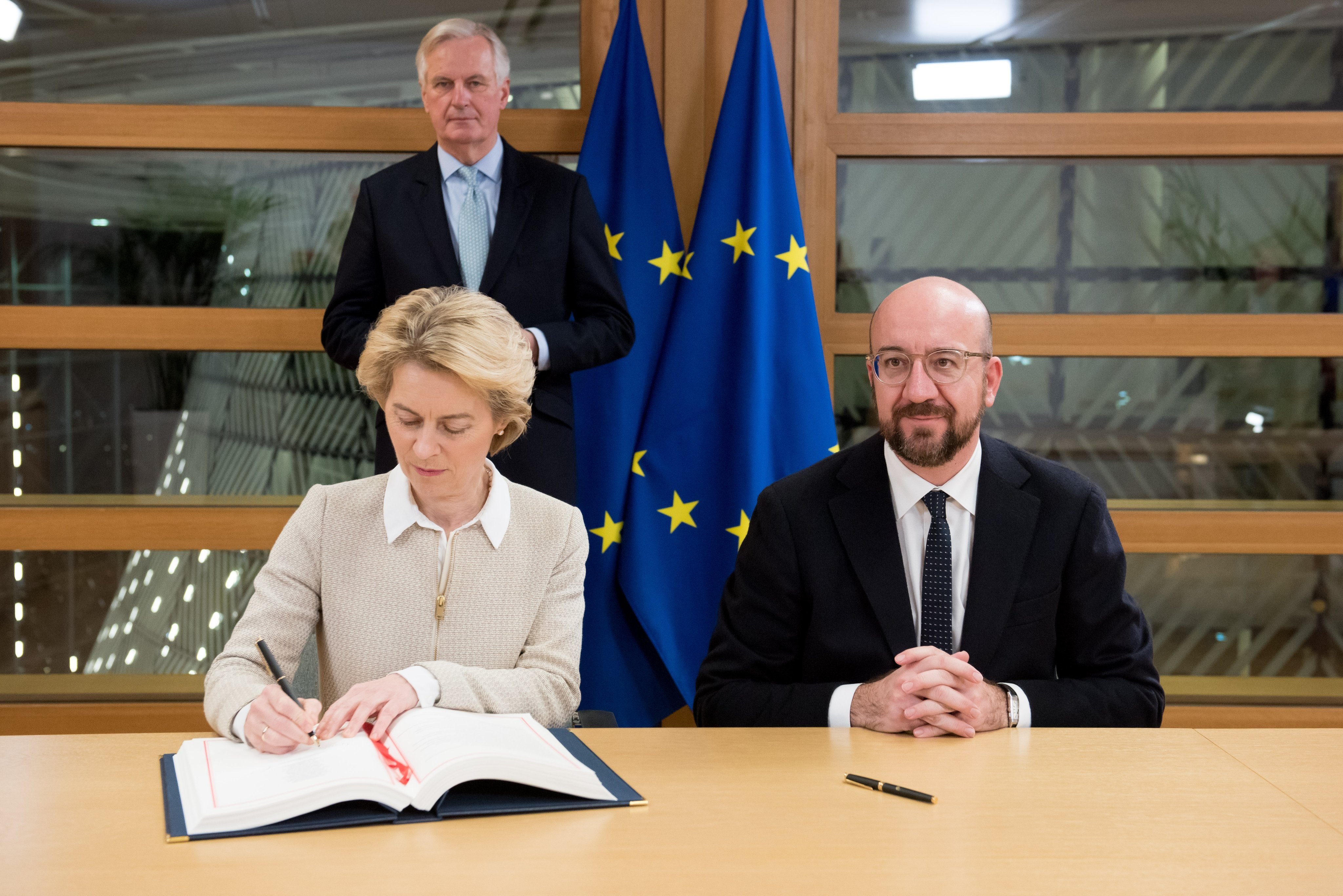 A punt per al Brexit: la Comissió Europea signa l’acord de retirada