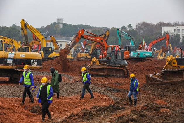 excavadoraes construcció hospital coronavirus Wuhan EFE