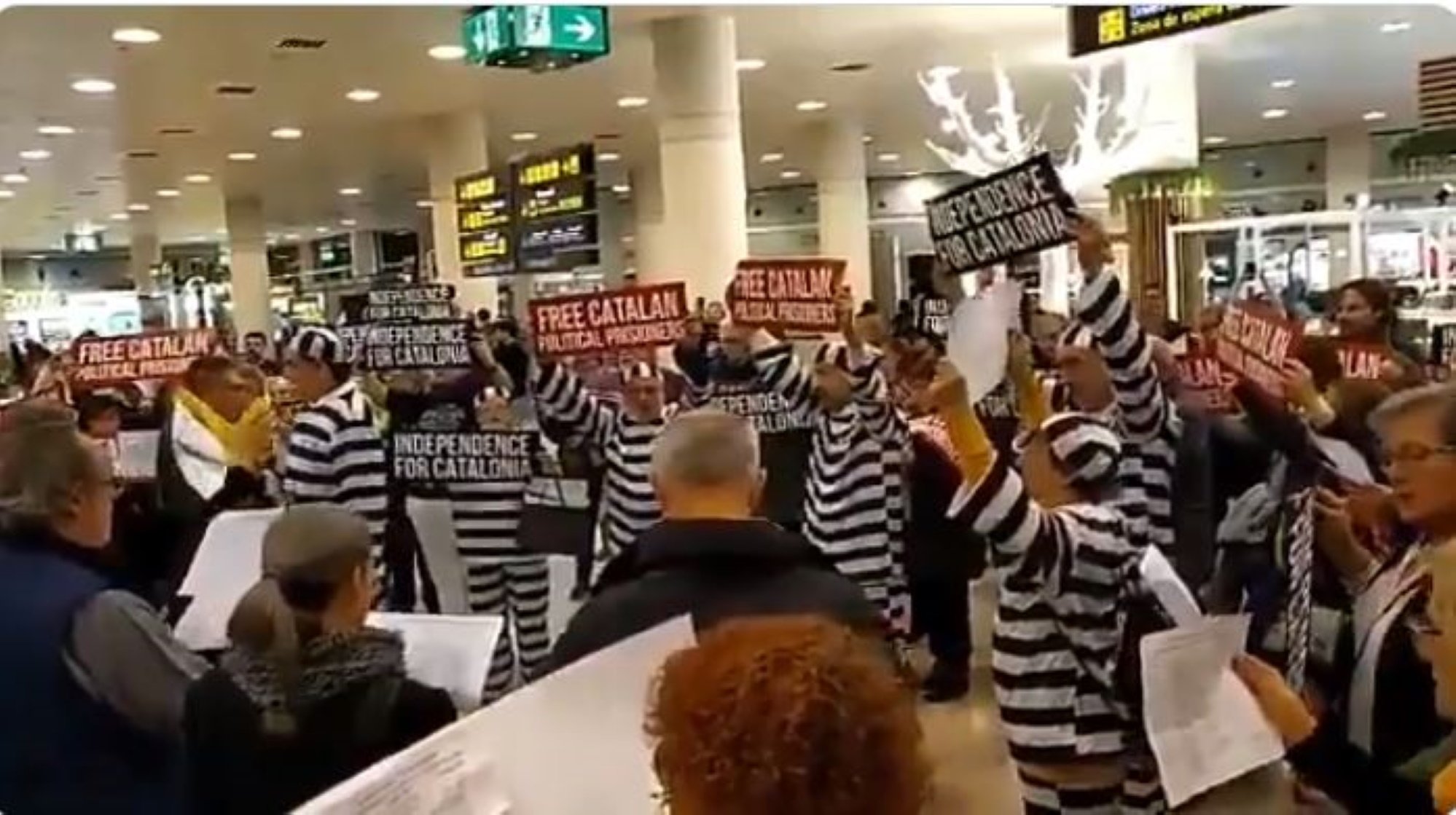 VÍDEO| Torna la protesta a l'aeroport de Barcelona en suport als presos polítics
