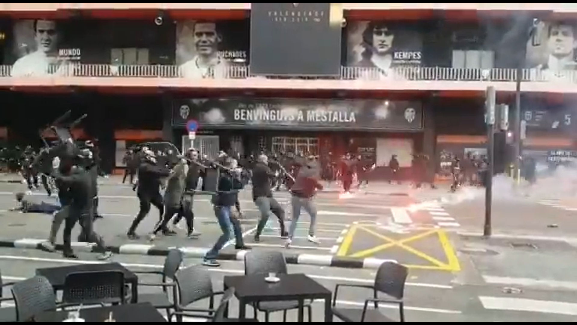 VÍDEO: Batalla campal entre ultras del Barça y del Valencia