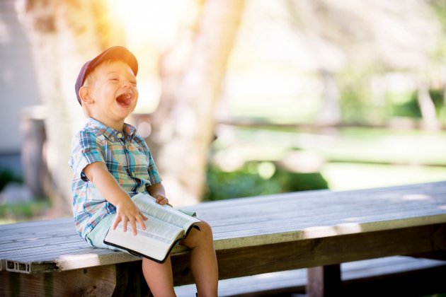 Niño riendo