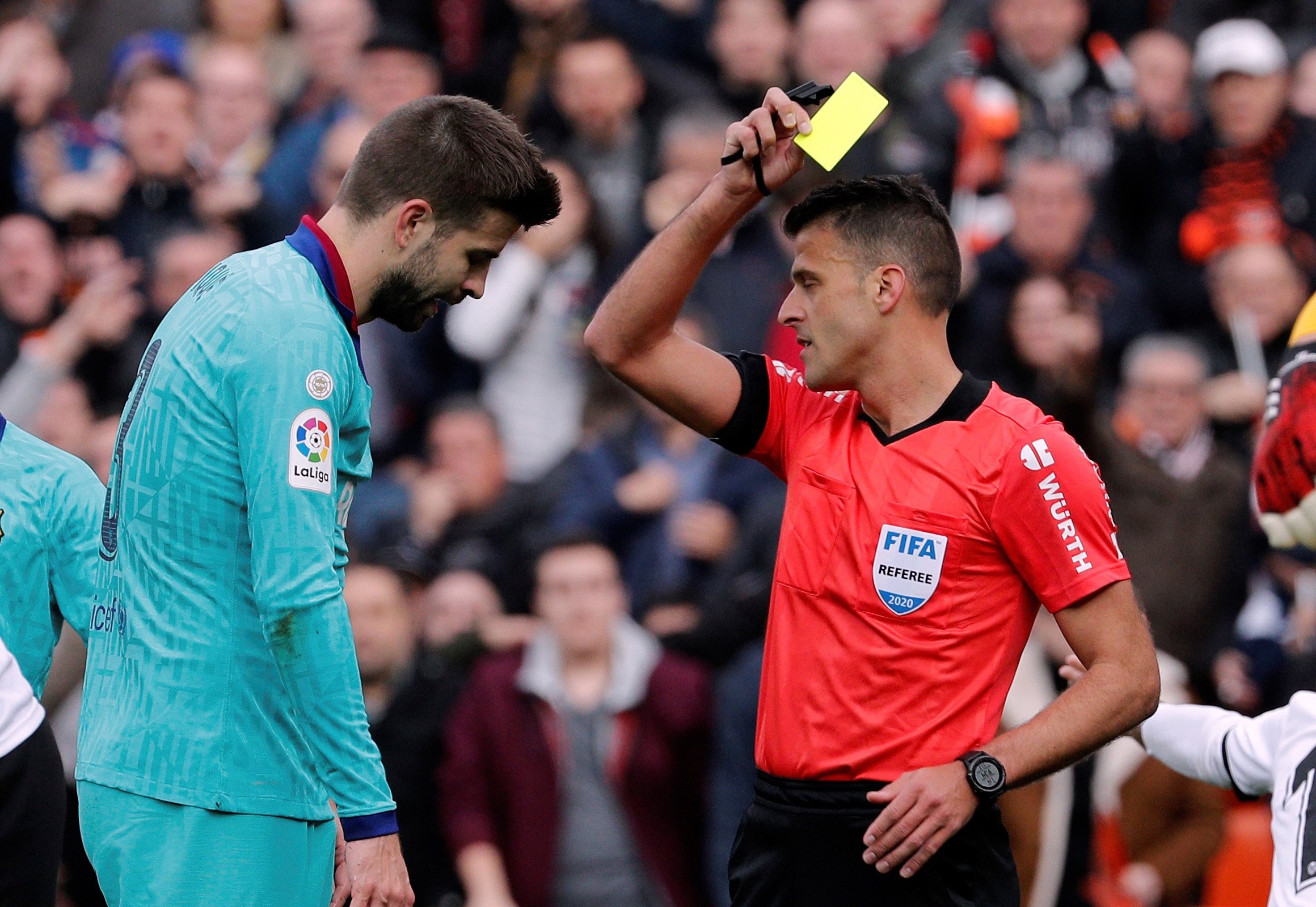 Cambio exprés de árbitro en el Clásico por lesión de Mateu Lahoz