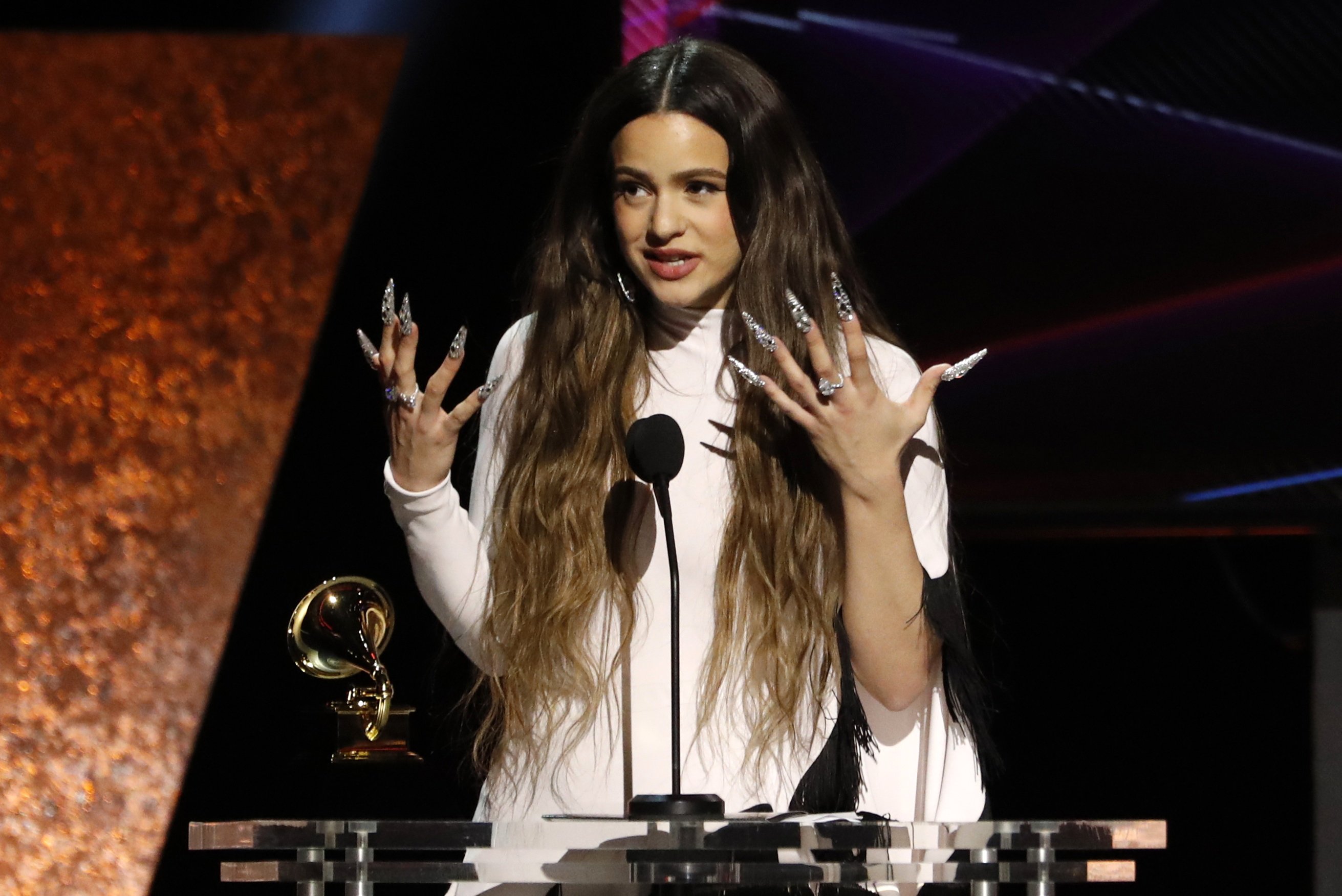 Rosalía gana el Grammy a mejor disco latino y agradece el premio en catalán