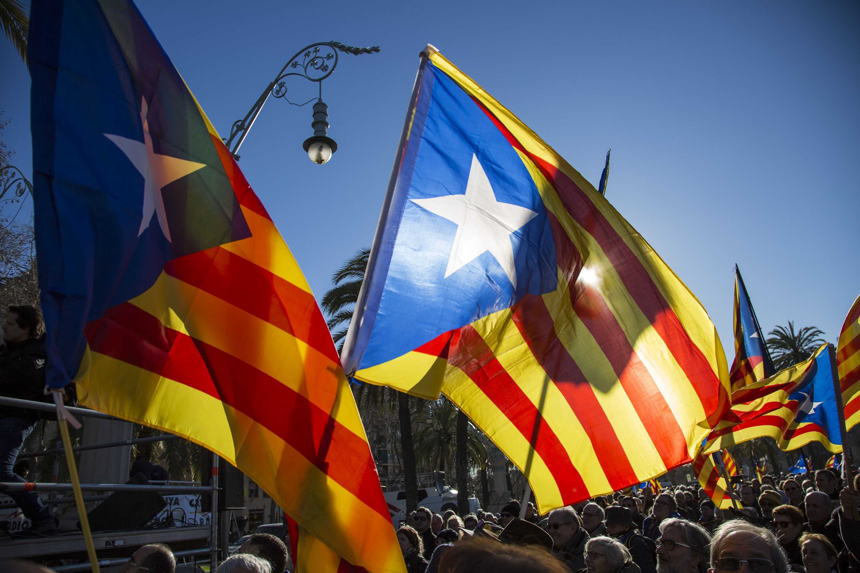 Una cap de llista del PP provoca l’independentisme llençant una estelada a la paperera