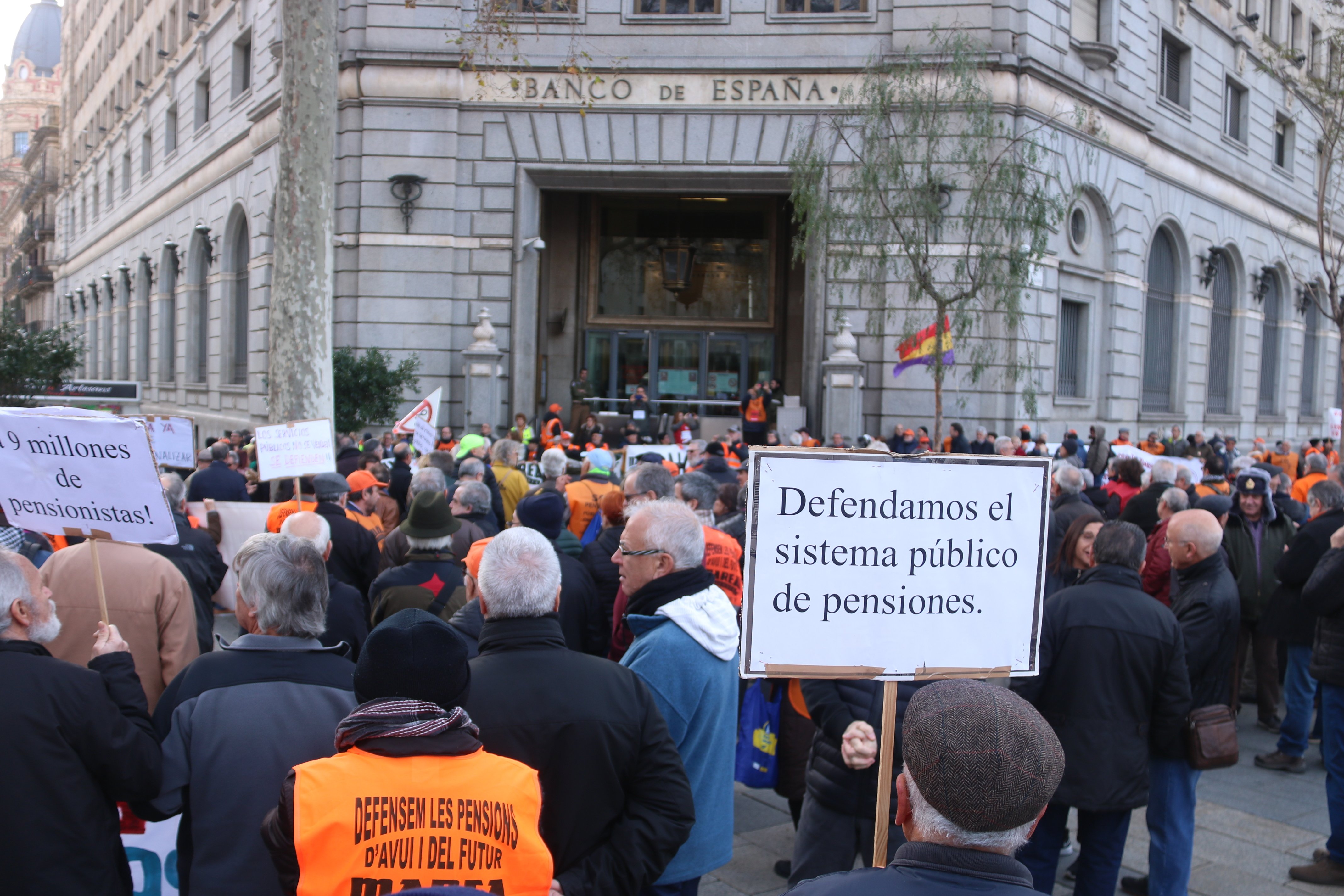 Mig miler de pensionistes es manifesten davant la seu del Banc d'Espanya