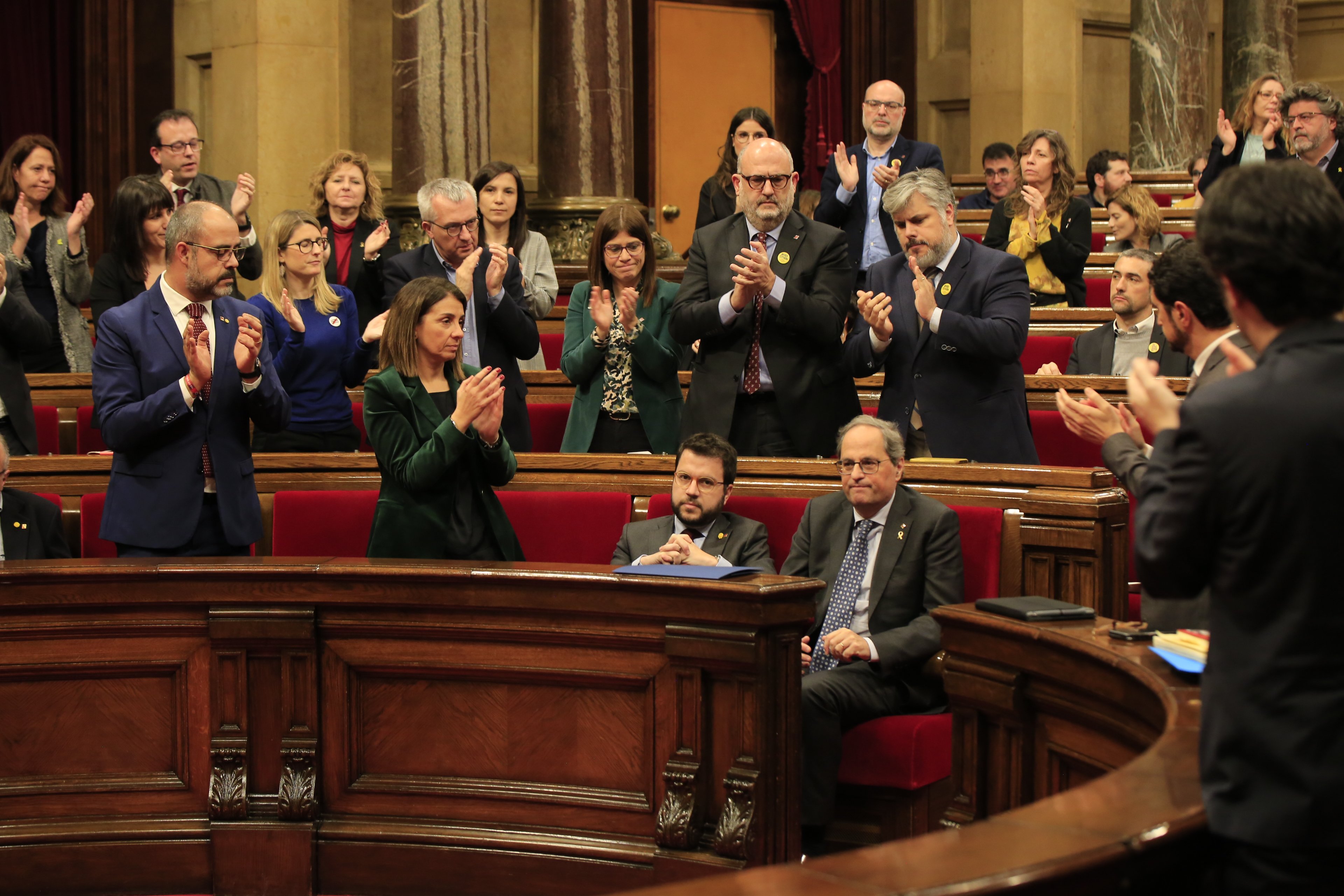 VÍDEO | Gran aplauso de JxCat a Torra mientras ERC lo evita