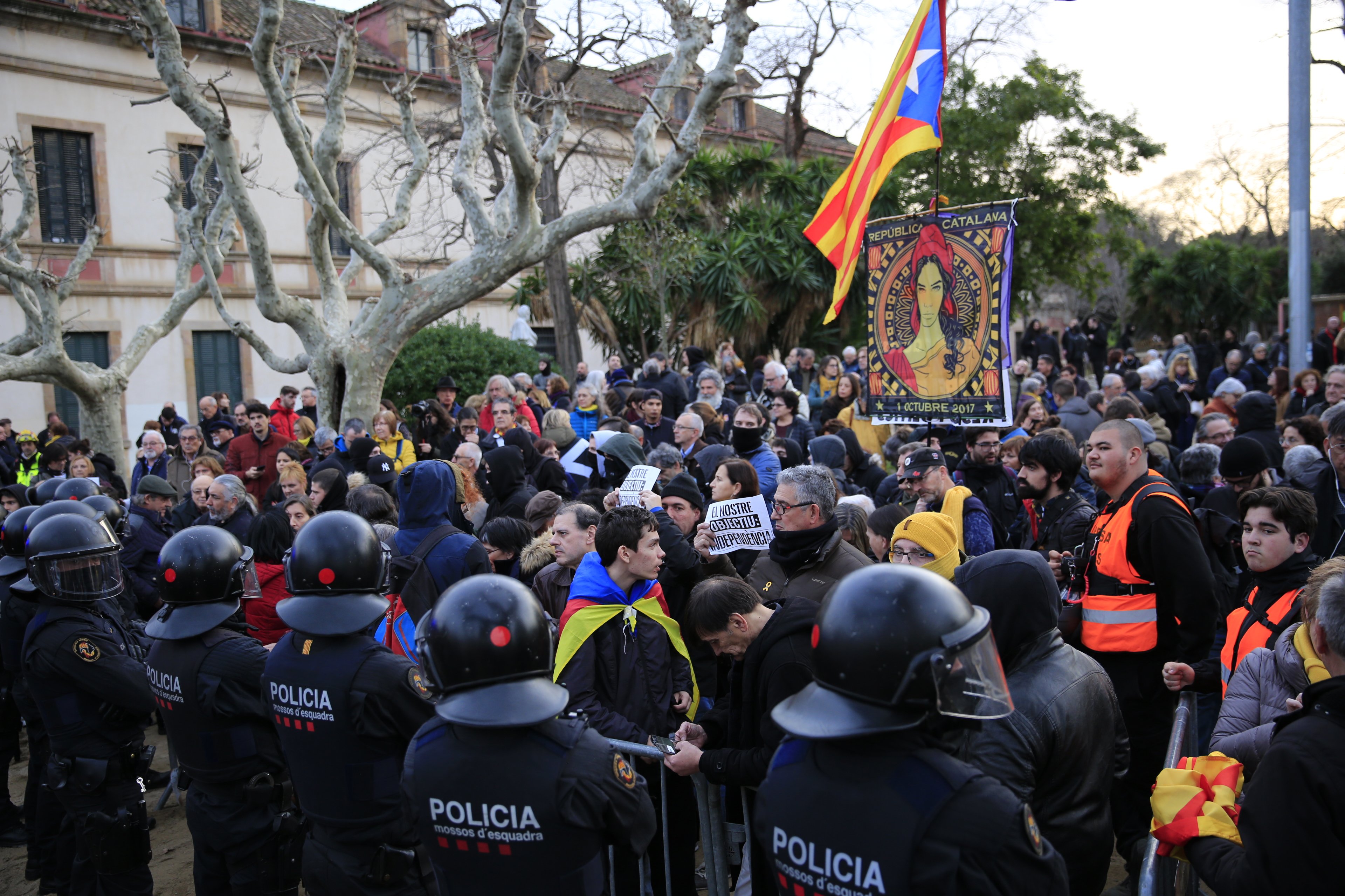 VÍDEOS | Tensió a l'exterior del Parlament entre Mossos i manifestants